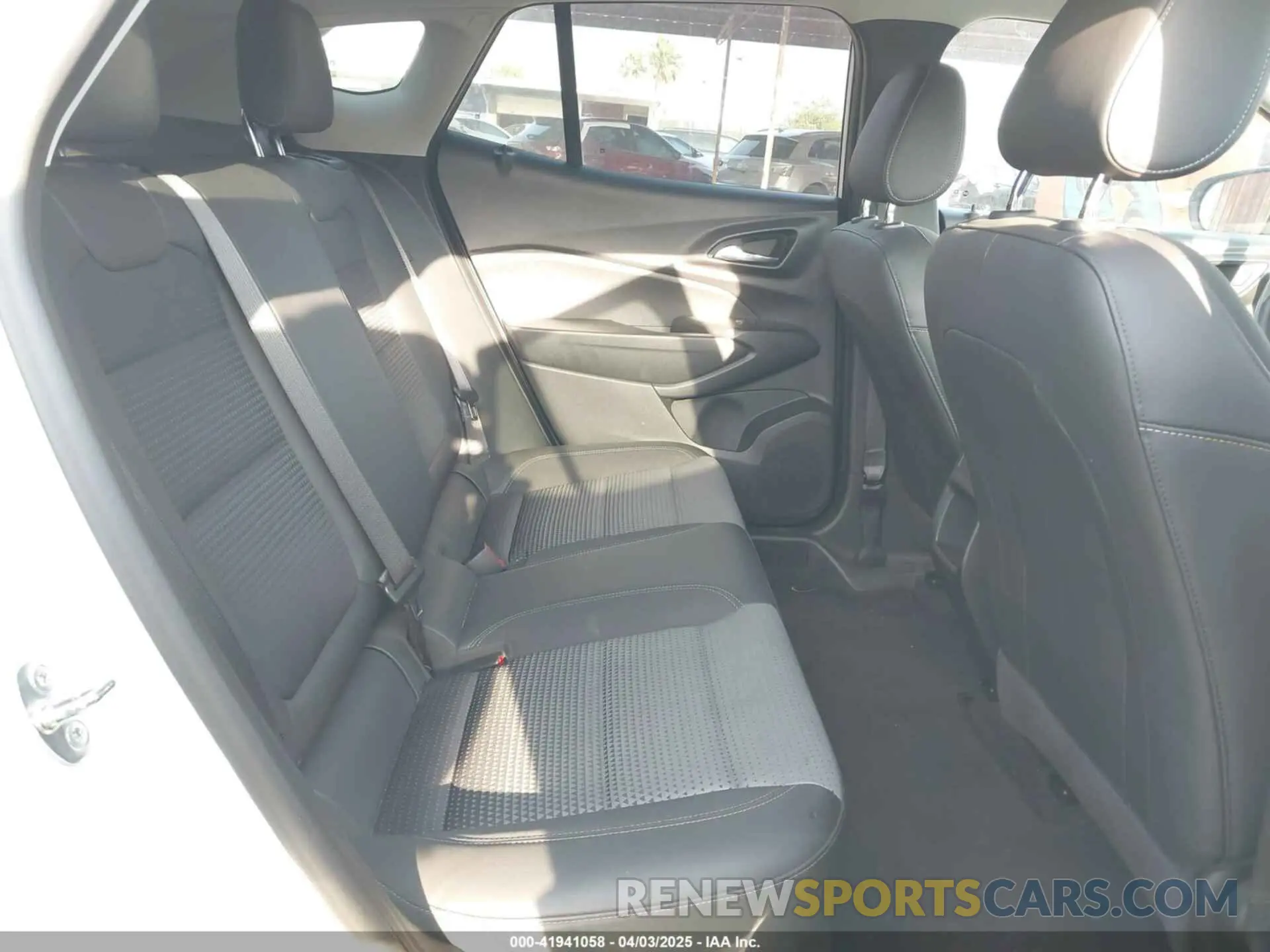 8 Фотография поврежденного автомобиля KL77LHE25RC000728 CHEVROLET TRAX 2024
