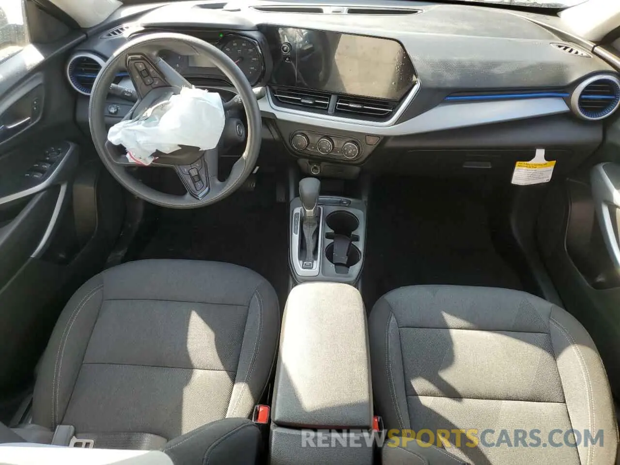 8 Photograph of a damaged car KL77LFEP3SC066734 CHEVROLET TRAX 2025