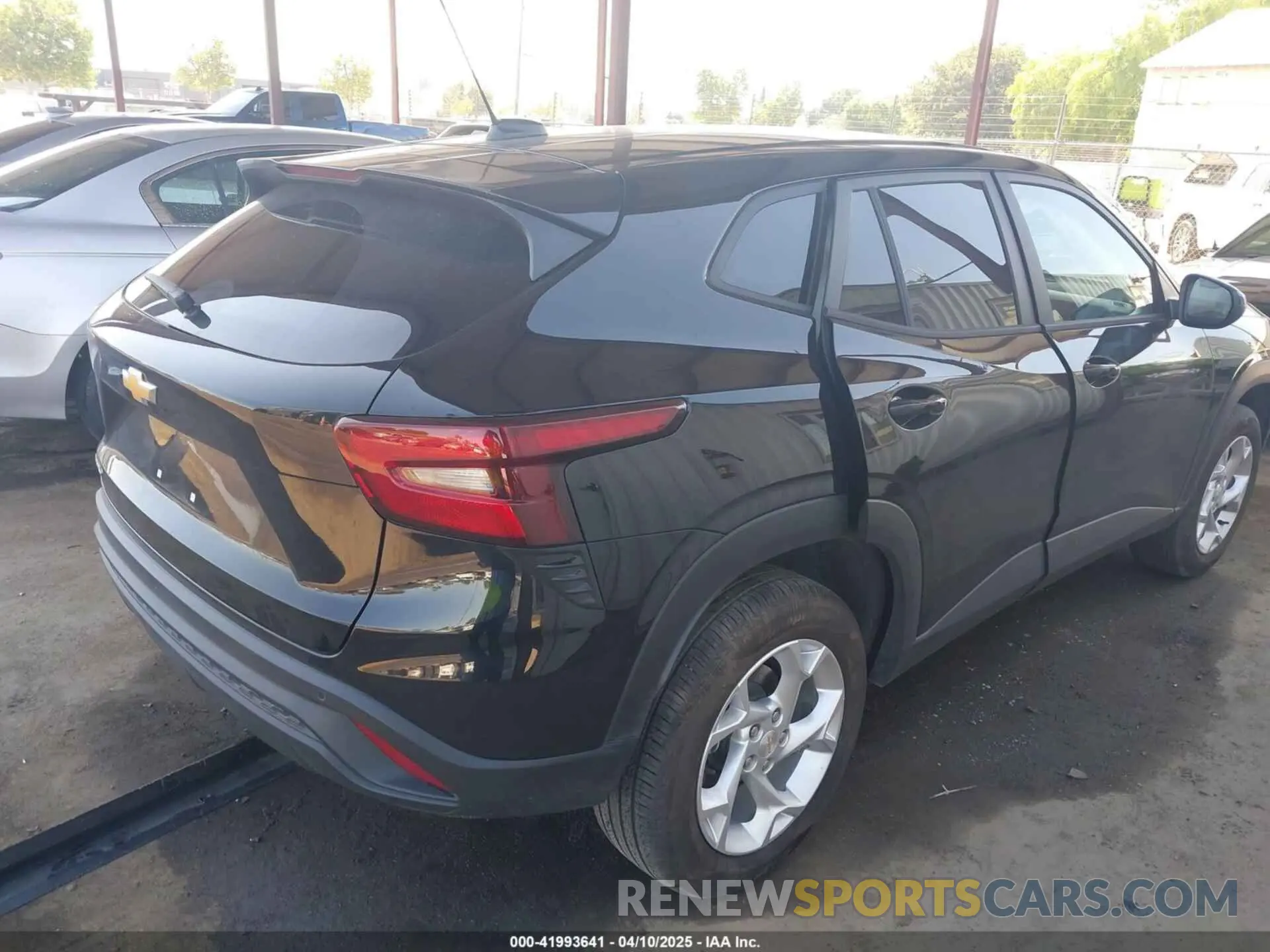4 Фотография поврежденного автомобиля KL77LFEP8SC083660 CHEVROLET TRAX 2025