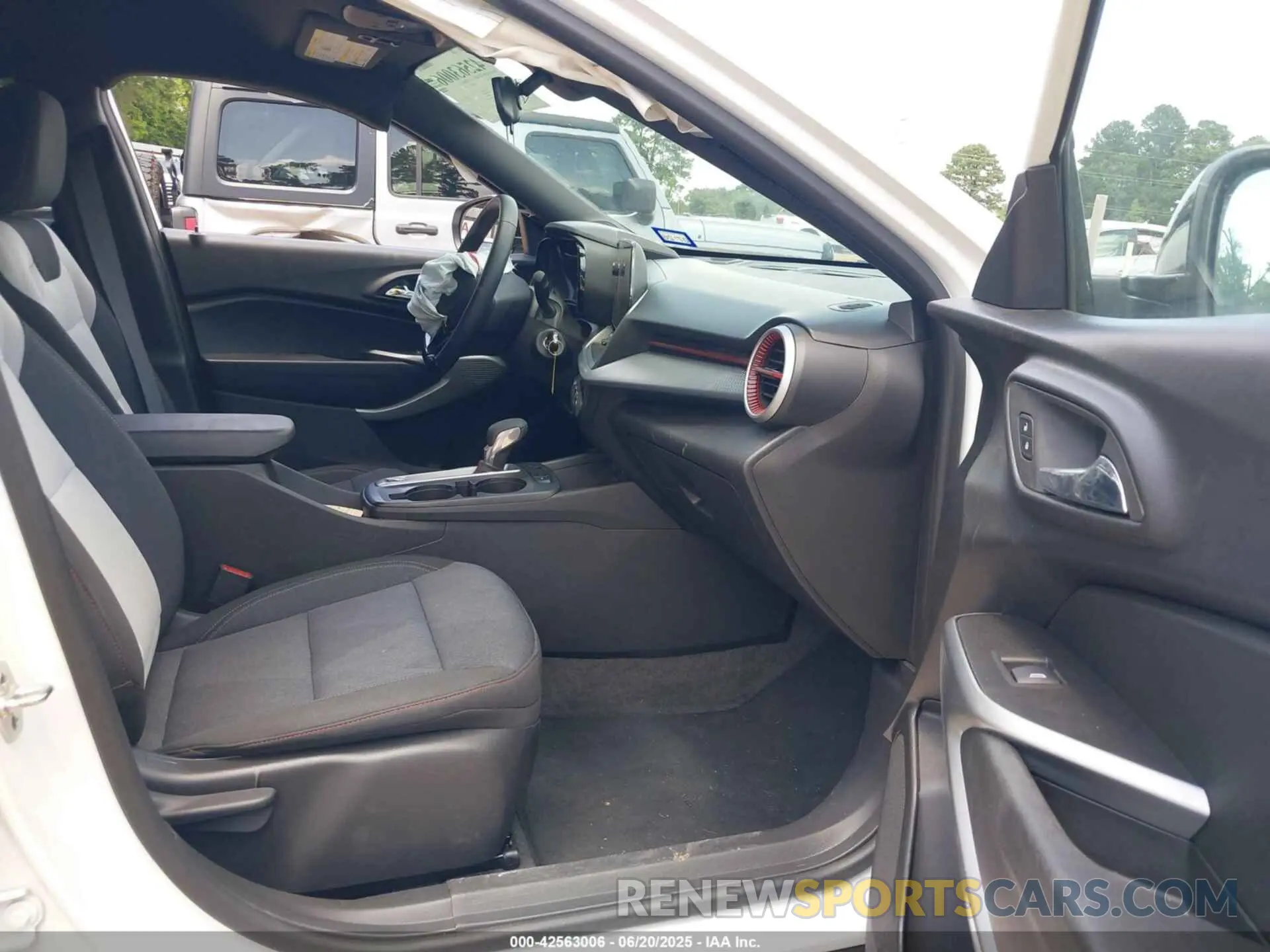 5 Photograph of a damaged car KL77LGEPXSC072780 CHEVROLET TRAX 2025