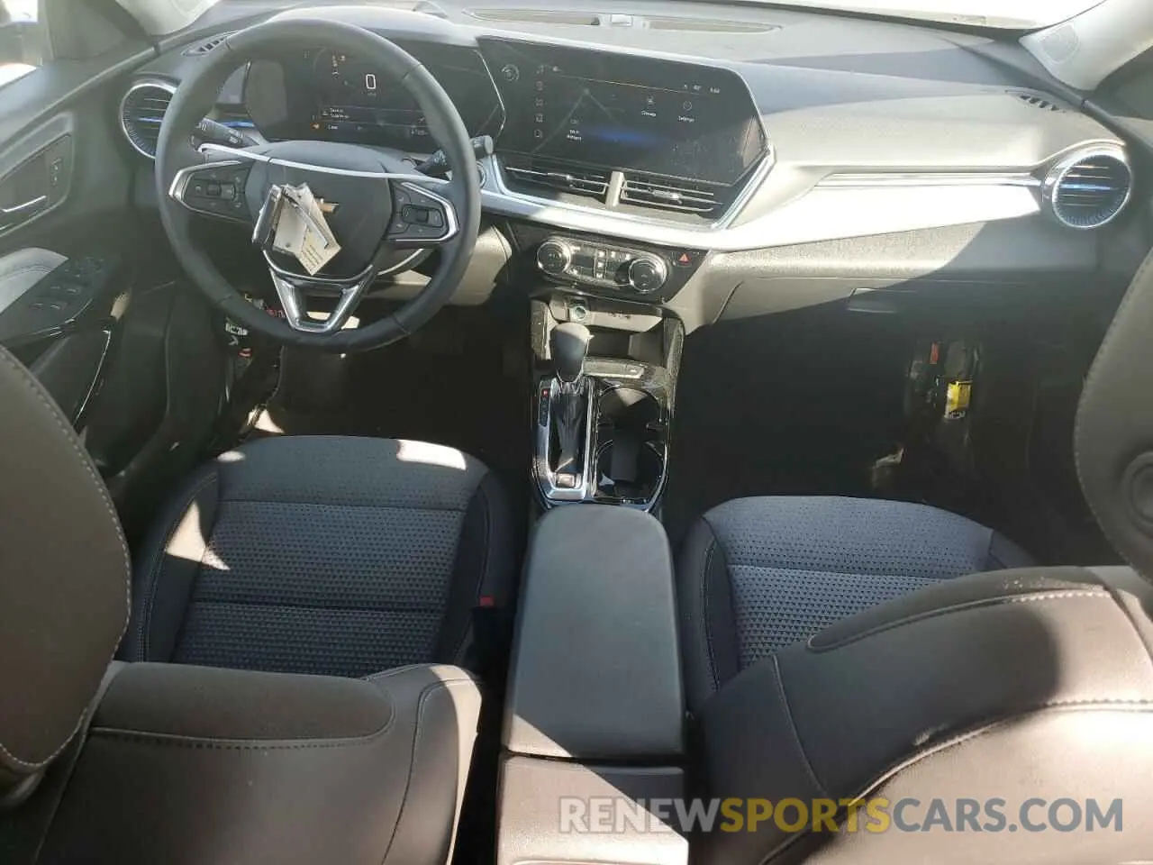 8 Фотография поврежденного автомобиля KL77LHEP1SC102531 CHEVROLET TRAX 2025