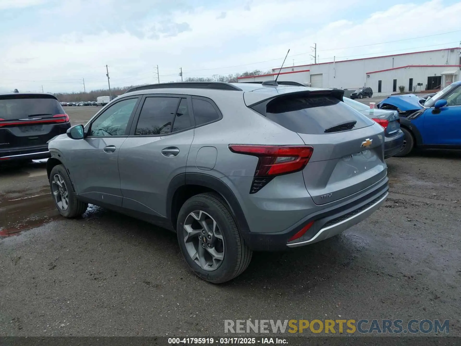 3 Фотография поврежденного автомобиля KL77LHEP2SC145792 CHEVROLET TRAX 2025