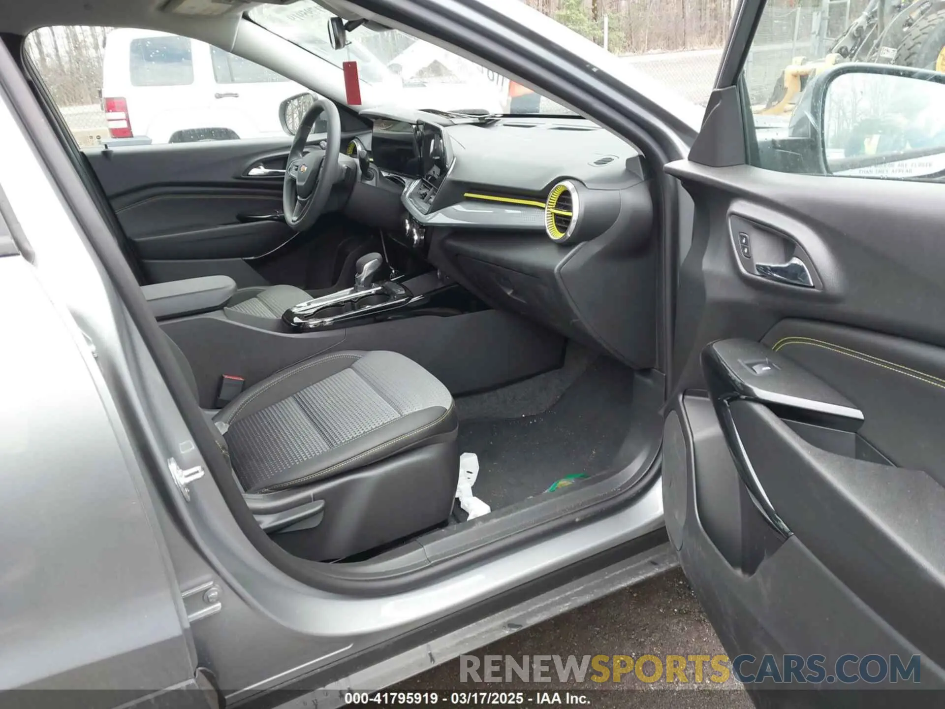 5 Фотография поврежденного автомобиля KL77LHEP2SC145792 CHEVROLET TRAX 2025