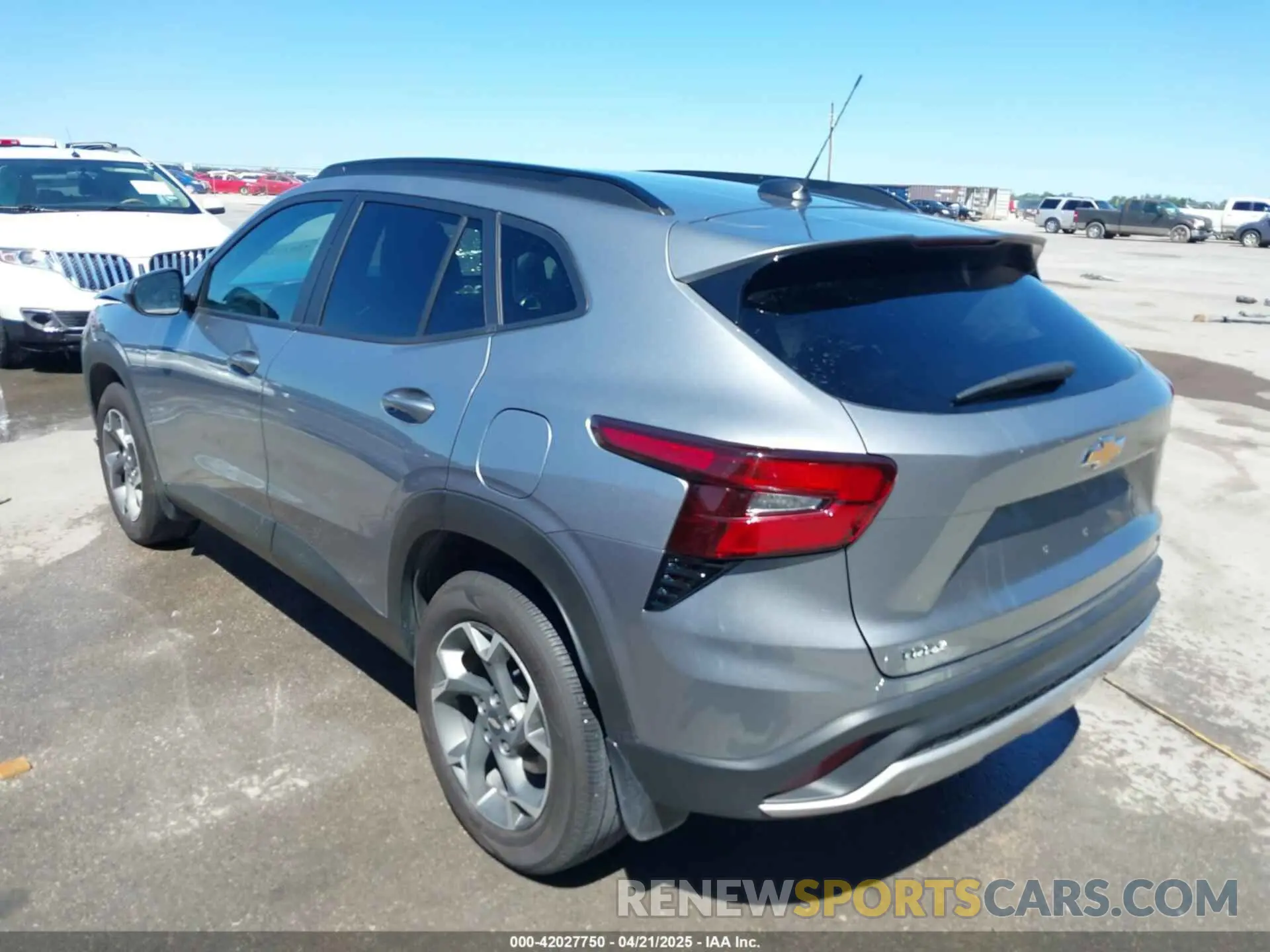 3 Фотография поврежденного автомобиля KL77LHEP3SC083741 CHEVROLET TRAX 2025