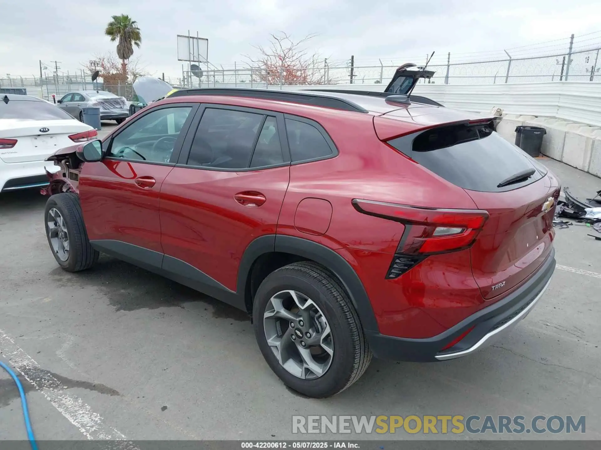 3 Фотография поврежденного автомобиля KL77LHEP5SC041975 CHEVROLET TRAX 2025