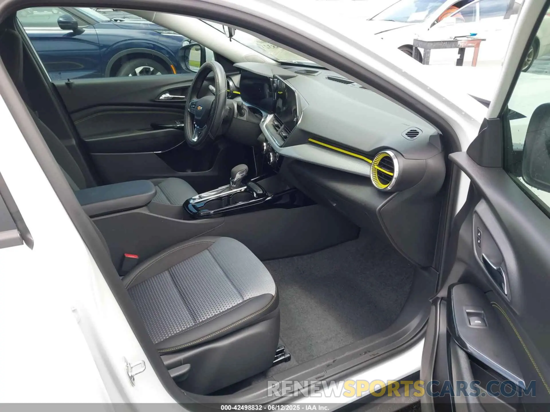 5 Photograph of a damaged car KL77LHEP7SC249498 CHEVROLET TRAX 2025