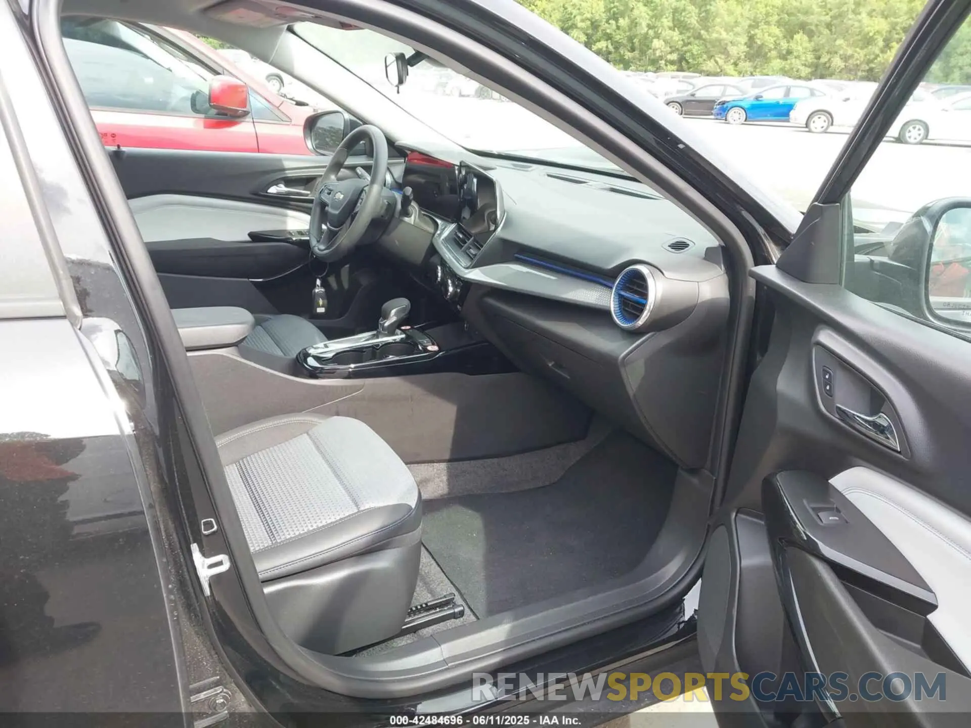 5 Photograph of a damaged car KL77LHEP8SC180546 CHEVROLET TRAX 2025