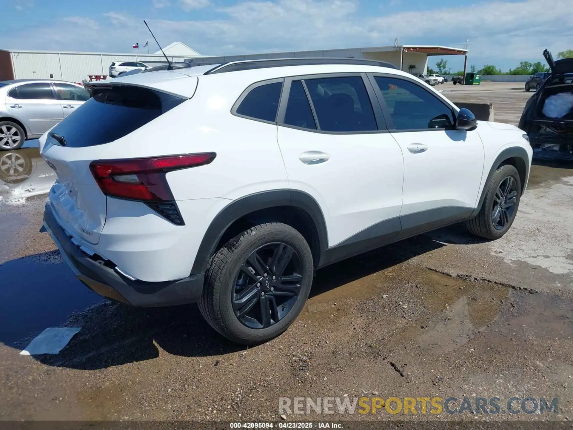 4 Photograph of a damaged car KL77LKEP6SC114297 CHEVROLET TRAX 2025
