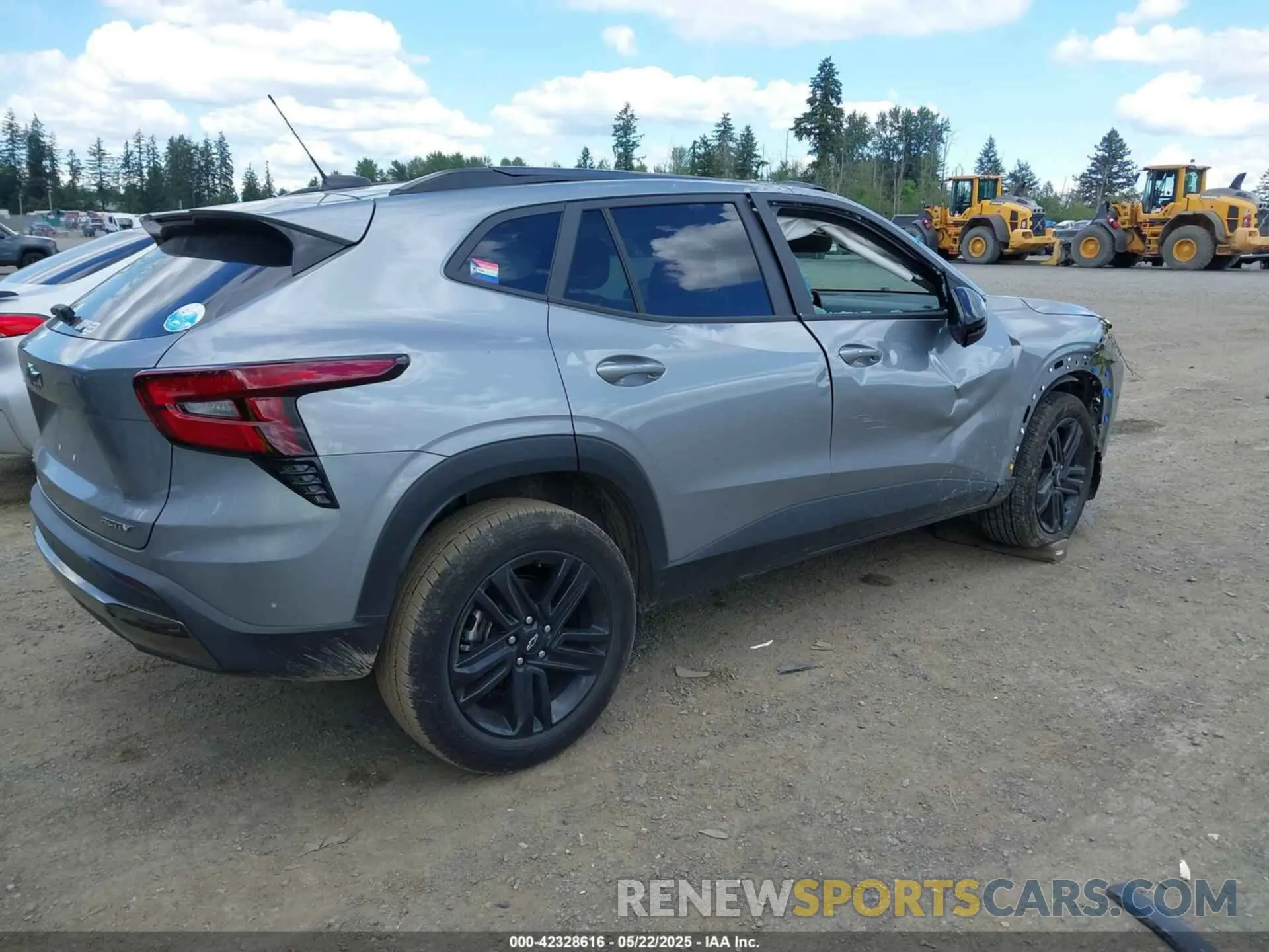 4 Фотография поврежденного автомобиля KL77LKEPXSC004790 CHEVROLET TRAX 2025