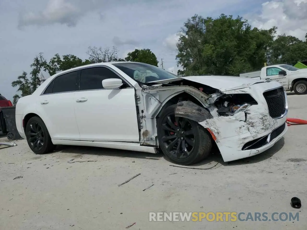 4 Фотография поврежденного автомобиля 2C3CCAAG1KH590282 CHRYSLER 300 2019
