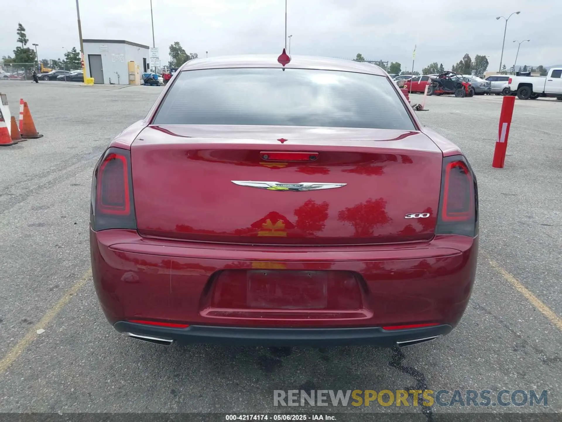 16 Photograph of a damaged car 2C3CCAAG2KH582515 CHRYSLER 300 2019