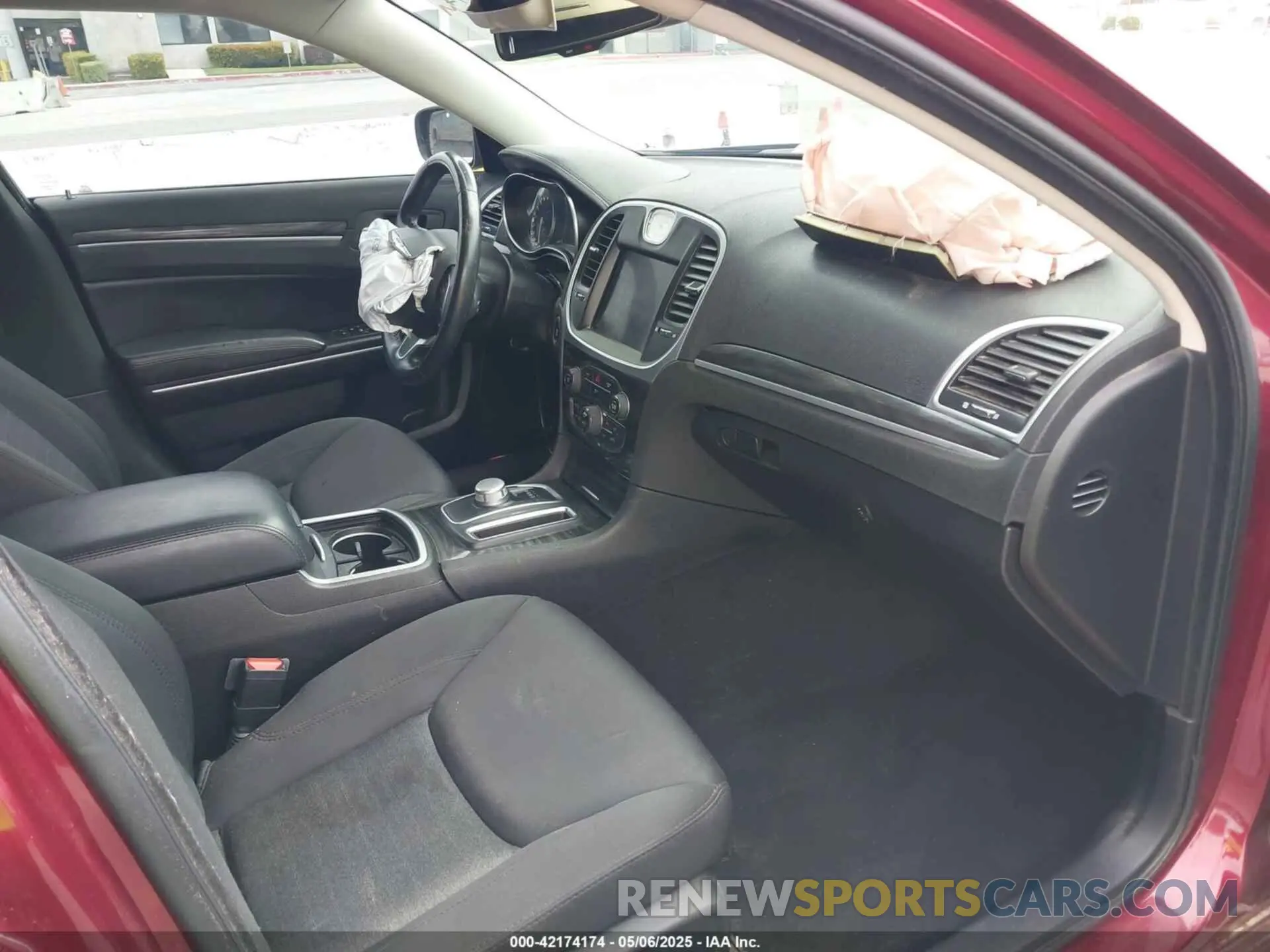 5 Photograph of a damaged car 2C3CCAAG2KH582515 CHRYSLER 300 2019
