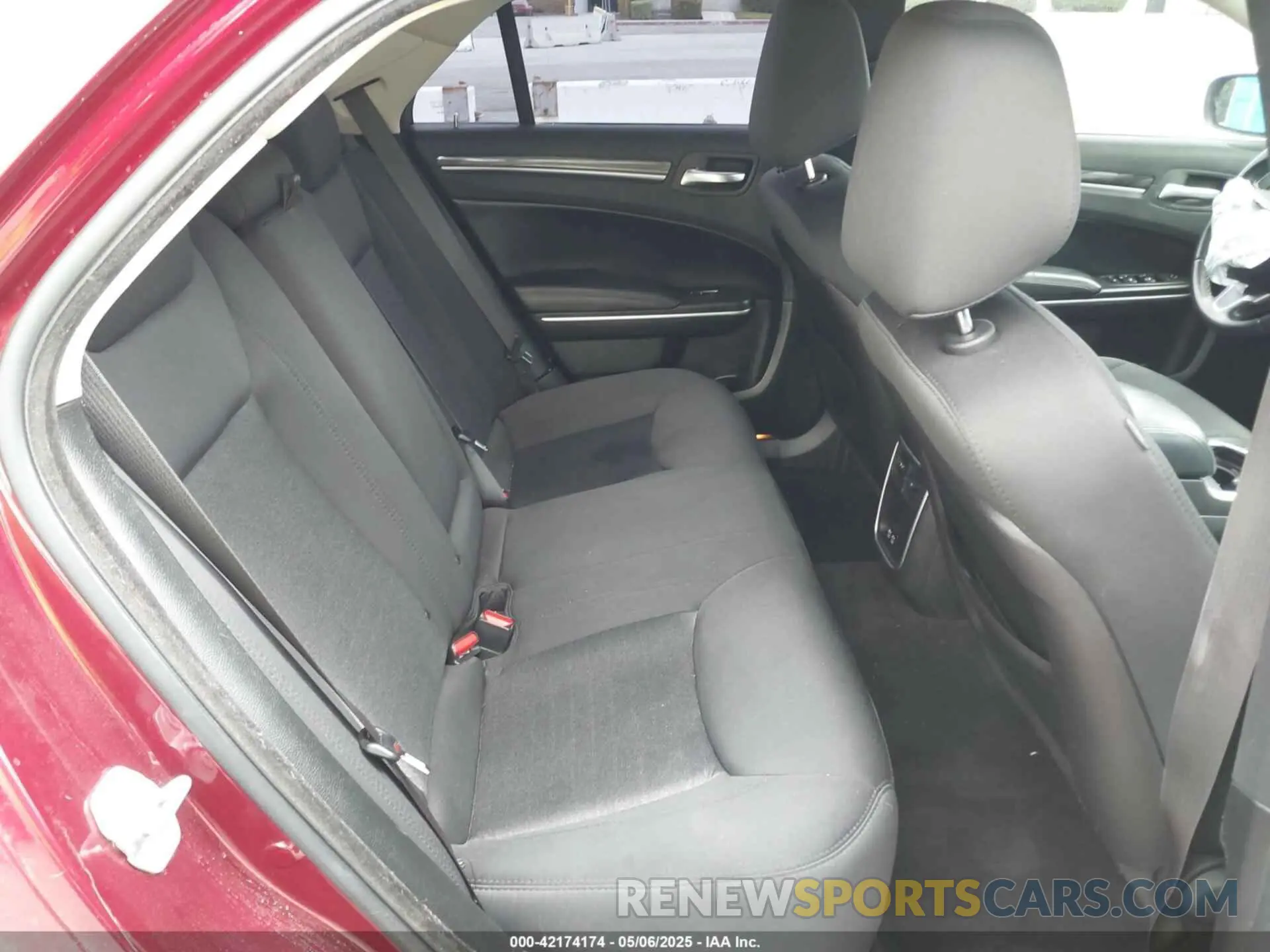8 Photograph of a damaged car 2C3CCAAG2KH582515 CHRYSLER 300 2019