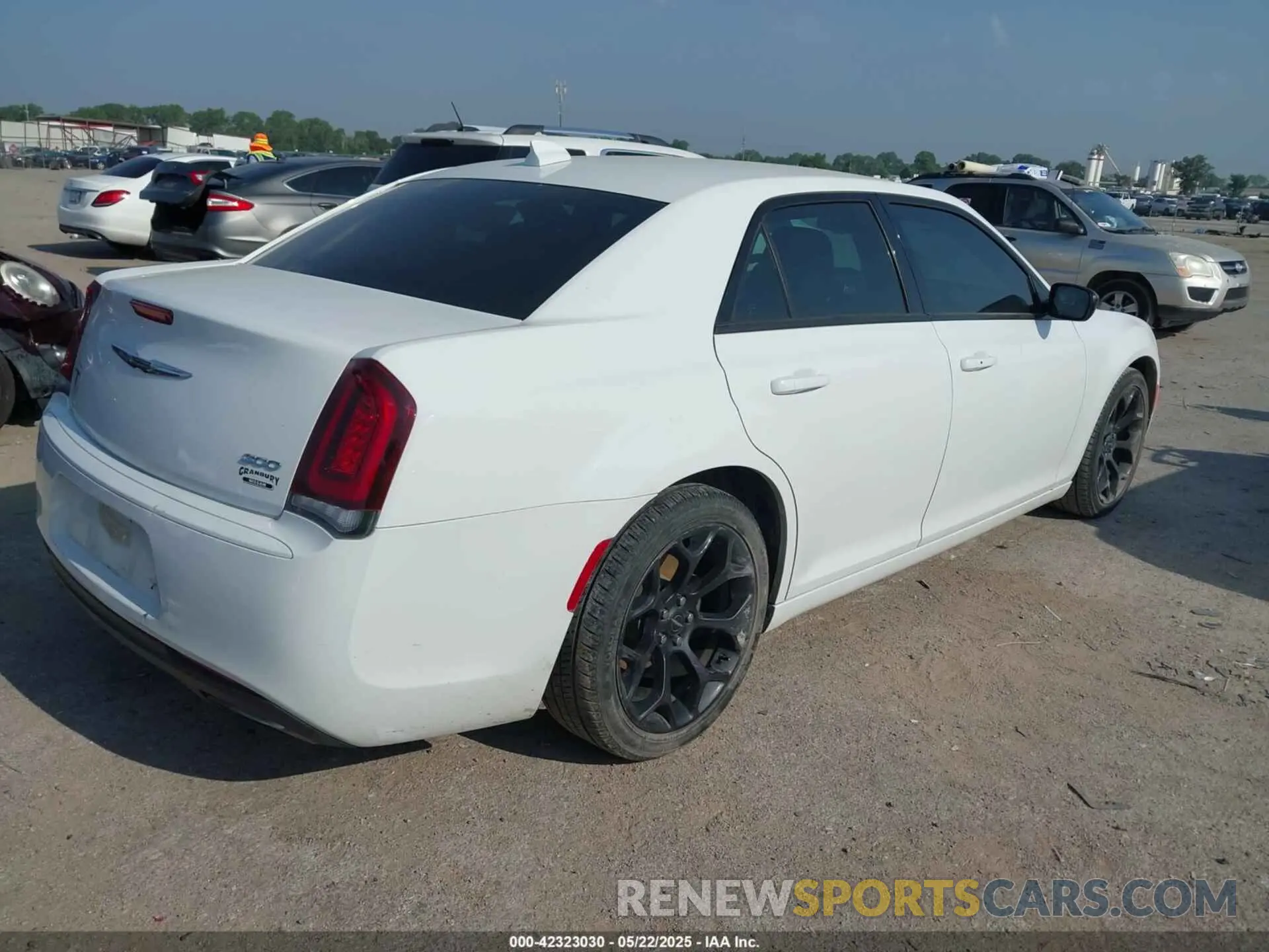 4 Photograph of a damaged car 2C3CCAAG3KH589876 CHRYSLER 300 2019