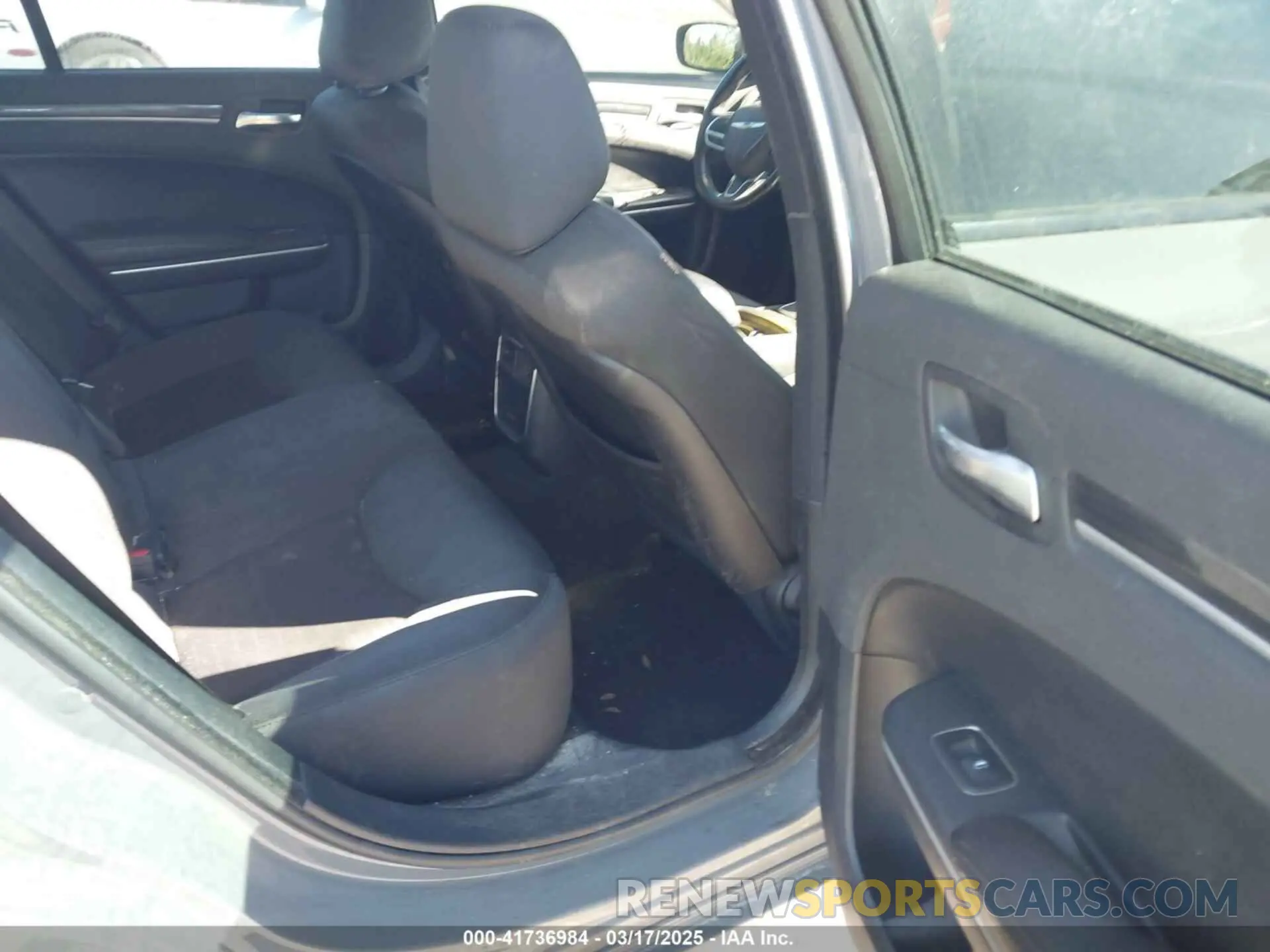 8 Фотография поврежденного автомобиля 2C3CCAAG3KH671588 CHRYSLER 300 2019