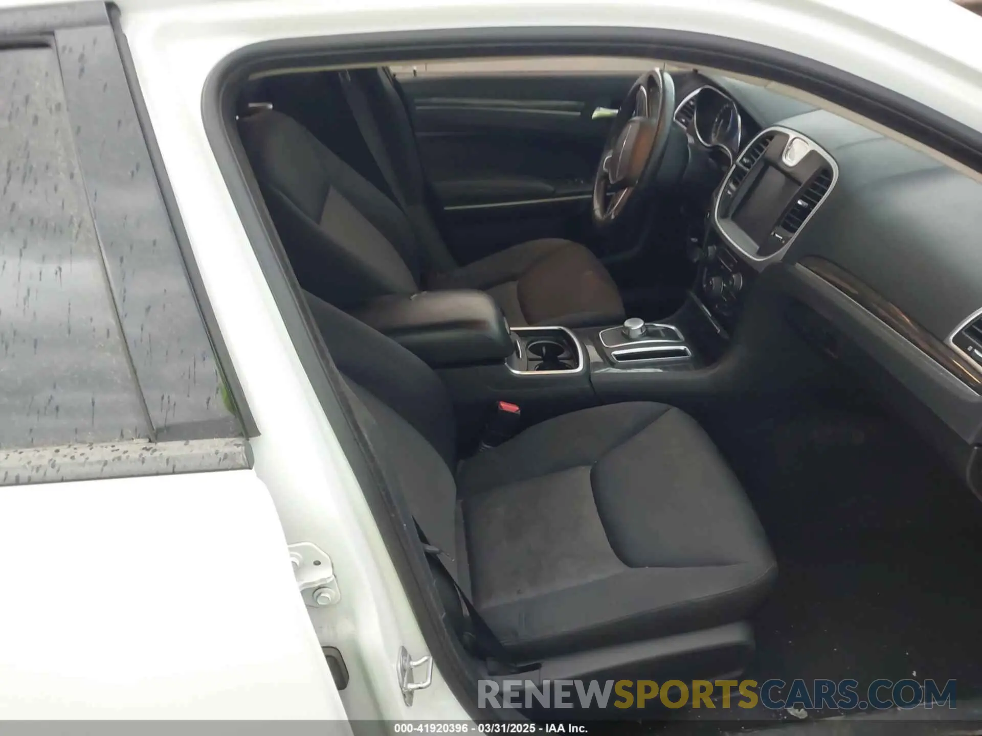 5 Photograph of a damaged car 2C3CCAAG3KH746211 CHRYSLER 300 2019