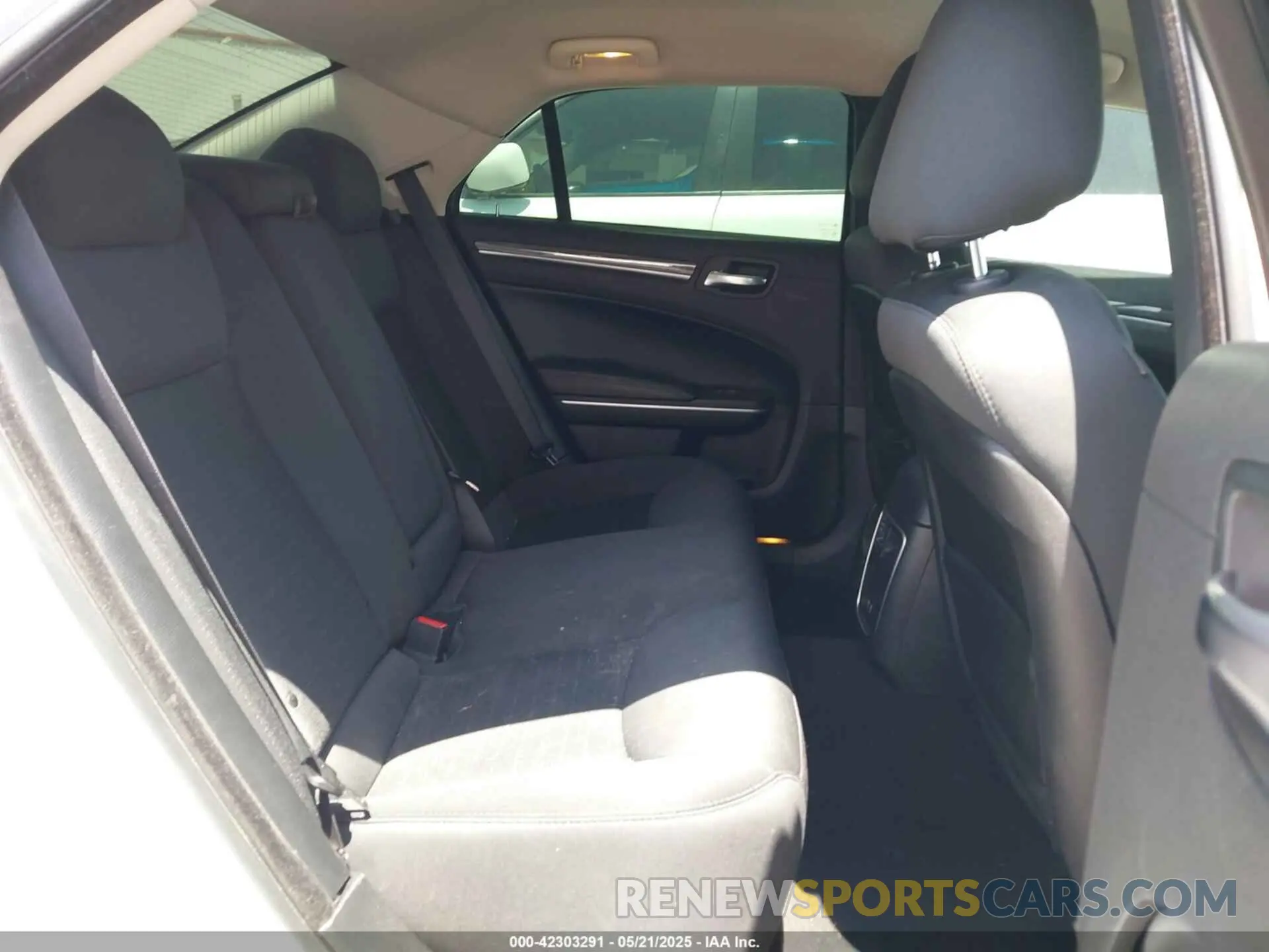 8 Photograph of a damaged car 2C3CCAAG7KH590111 CHRYSLER 300 2019