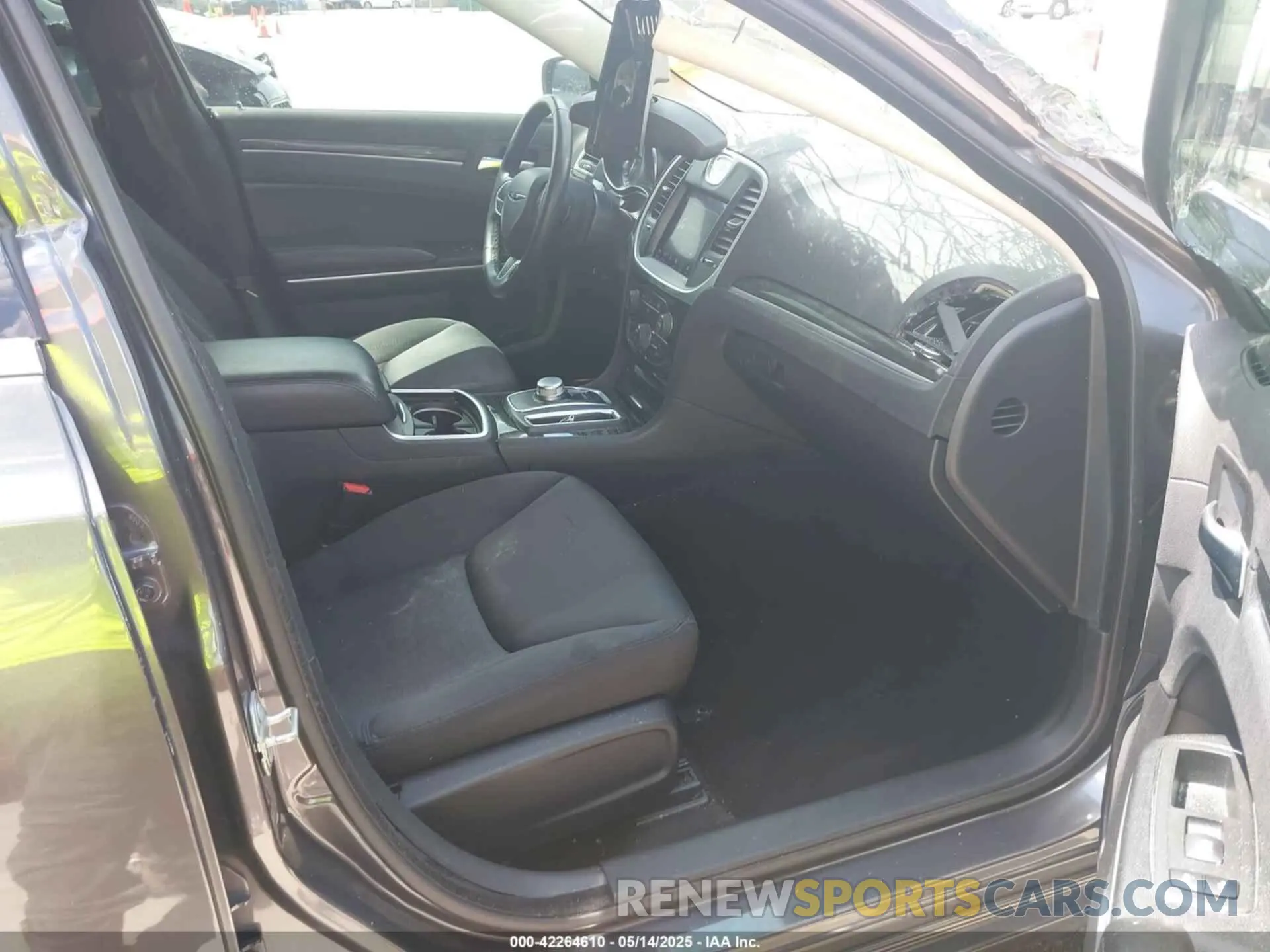 5 Photograph of a damaged car 2C3CCAAG8KH663924 CHRYSLER 300 2019