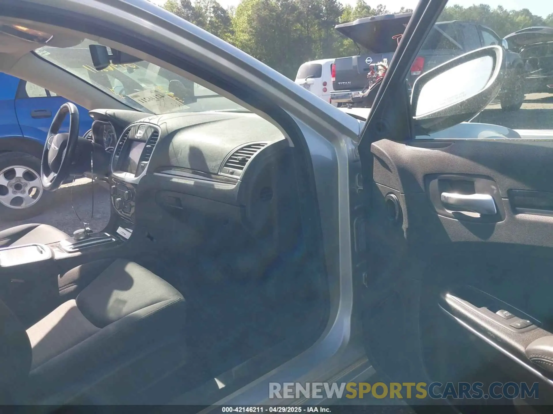5 Photograph of a damaged car 2C3CCAAG9KH581040 CHRYSLER 300 2019