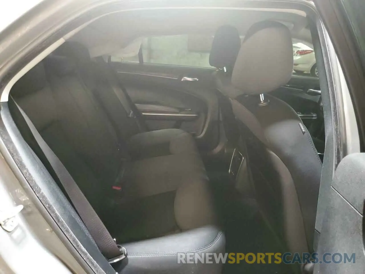 10 Photograph of a damaged car 2C3CCAAG9KH636845 CHRYSLER 300 2019