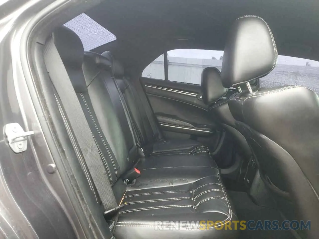 10 Photograph of a damaged car 2C3CCABG1KH555482 CHRYSLER 300 2019