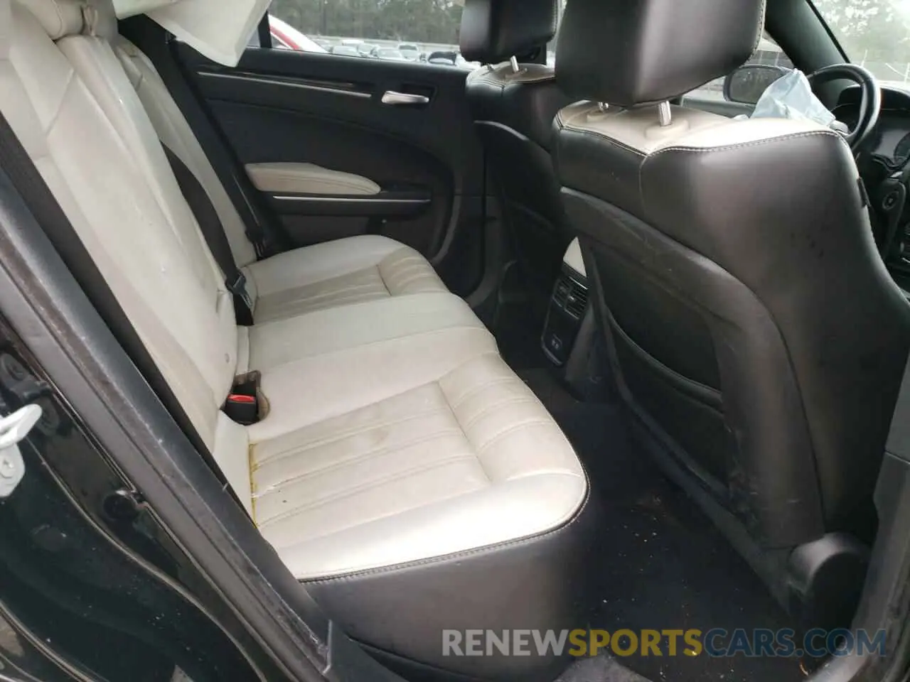 11 Photograph of a damaged car 2C3CCABG1KH577854 CHRYSLER 300 2019