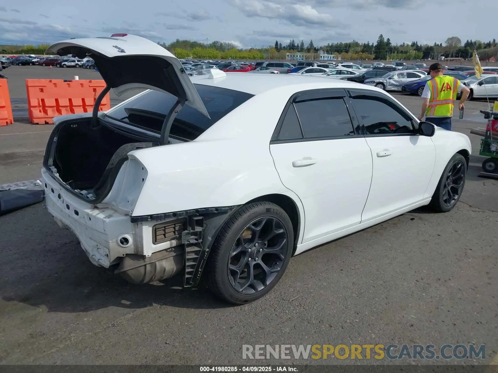 4 Photograph of a damaged car 2C3CCABG1KH654366 CHRYSLER 300 2019