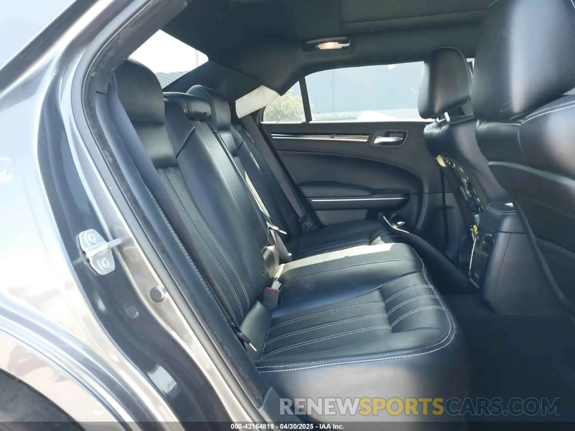 8 Photograph of a damaged car 2C3CCABG2KH590239 CHRYSLER 300 2019