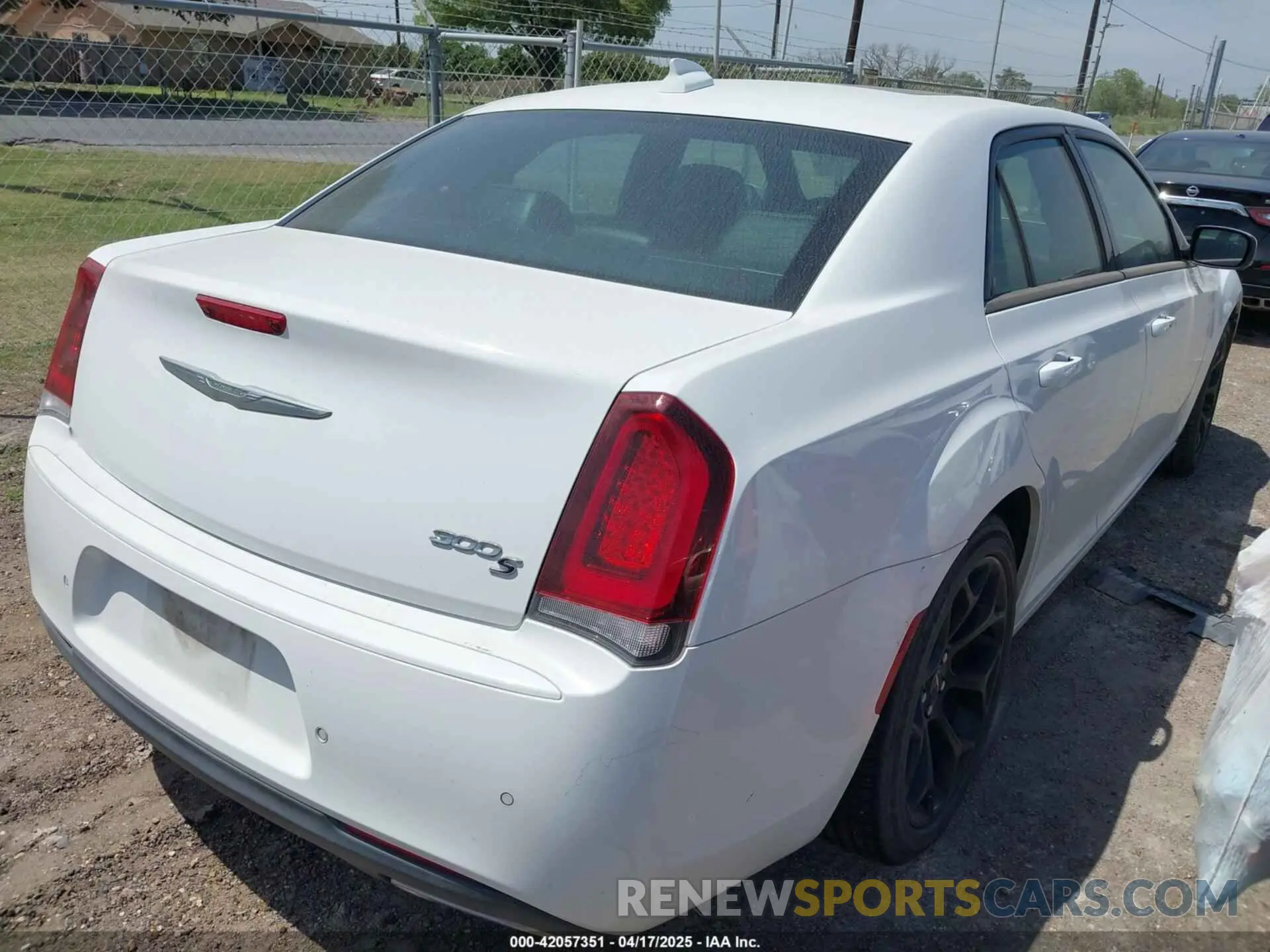4 Photograph of a damaged car 2C3CCABG2KH604978 CHRYSLER 300 2019
