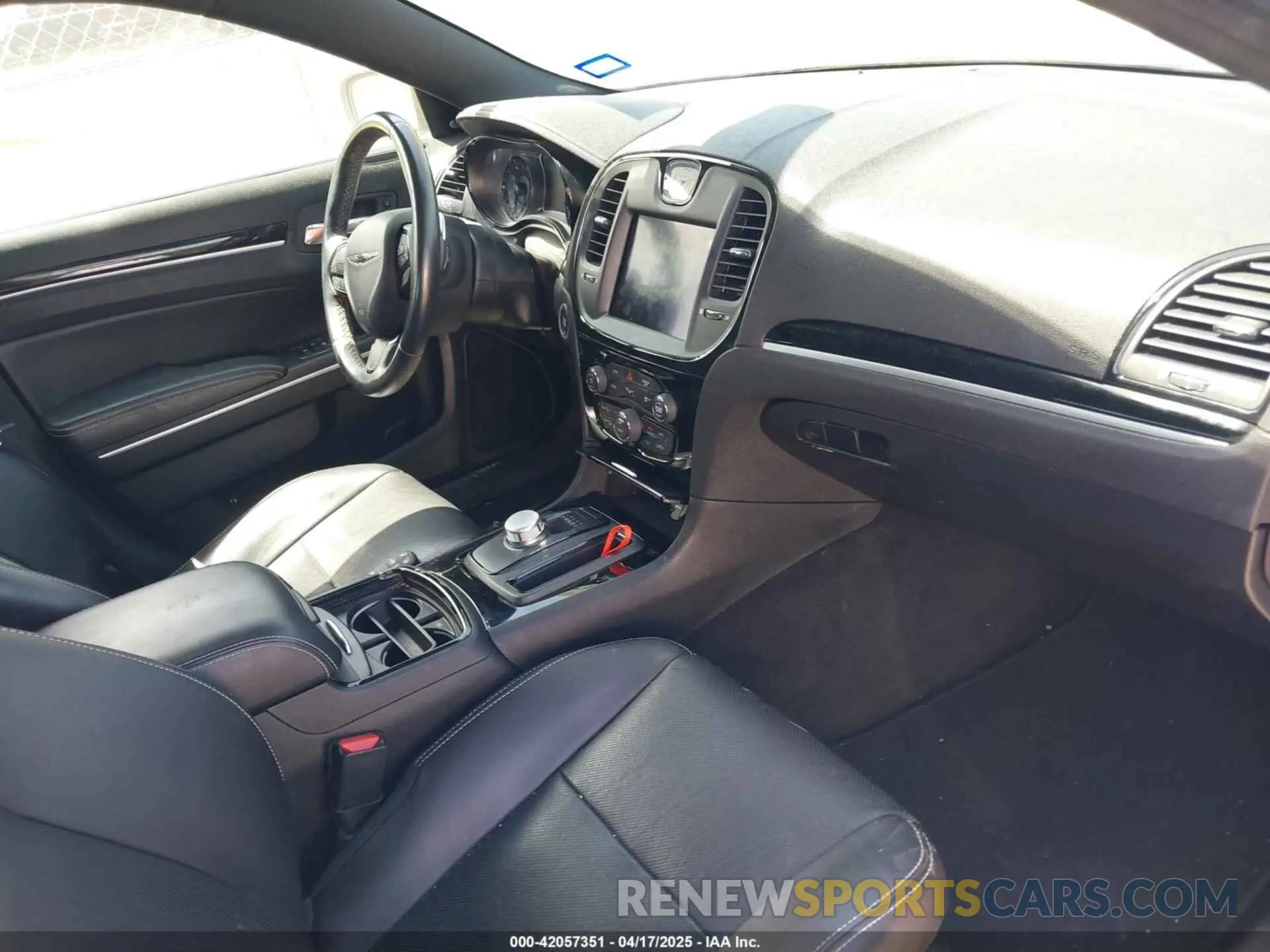 5 Photograph of a damaged car 2C3CCABG2KH604978 CHRYSLER 300 2019