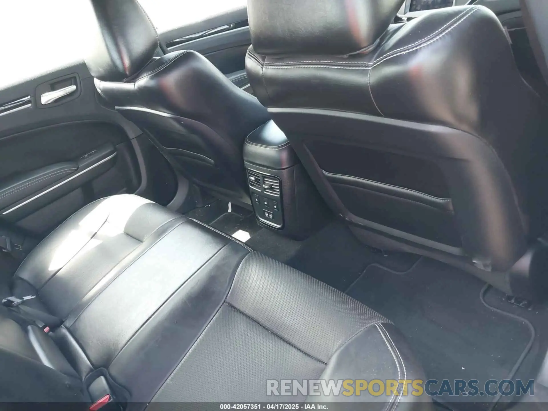 8 Photograph of a damaged car 2C3CCABG2KH604978 CHRYSLER 300 2019