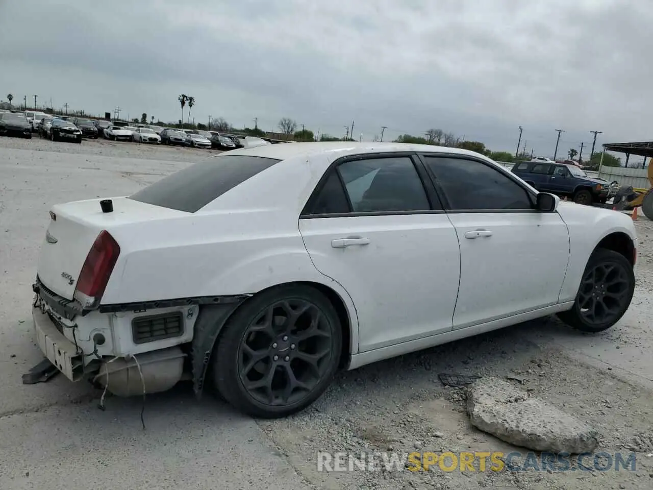 3 Photograph of a damaged car 2C3CCABG3KH566175 CHRYSLER 300 2019