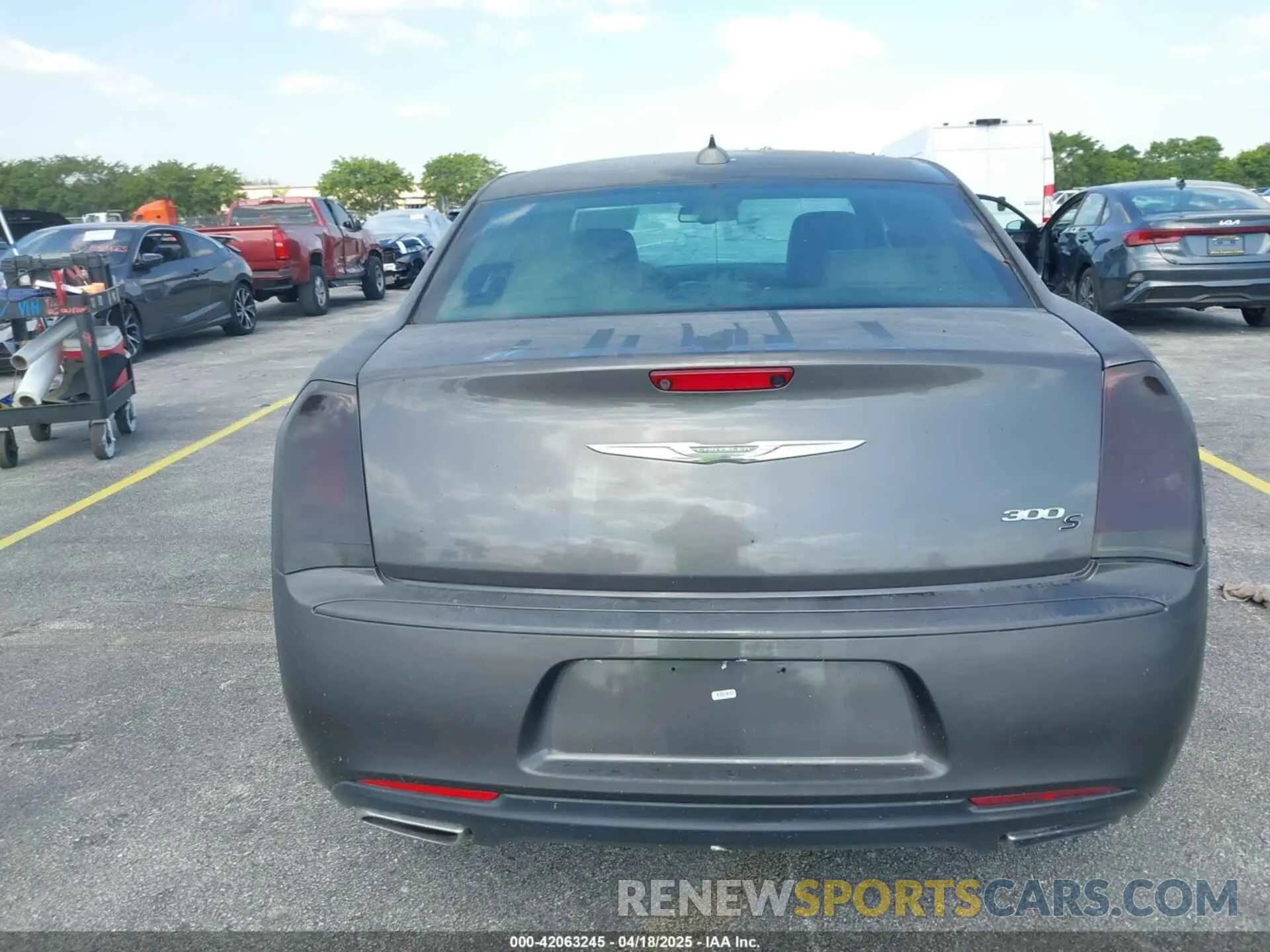 15 Photograph of a damaged car 2C3CCABG5KH516295 CHRYSLER 300 2019