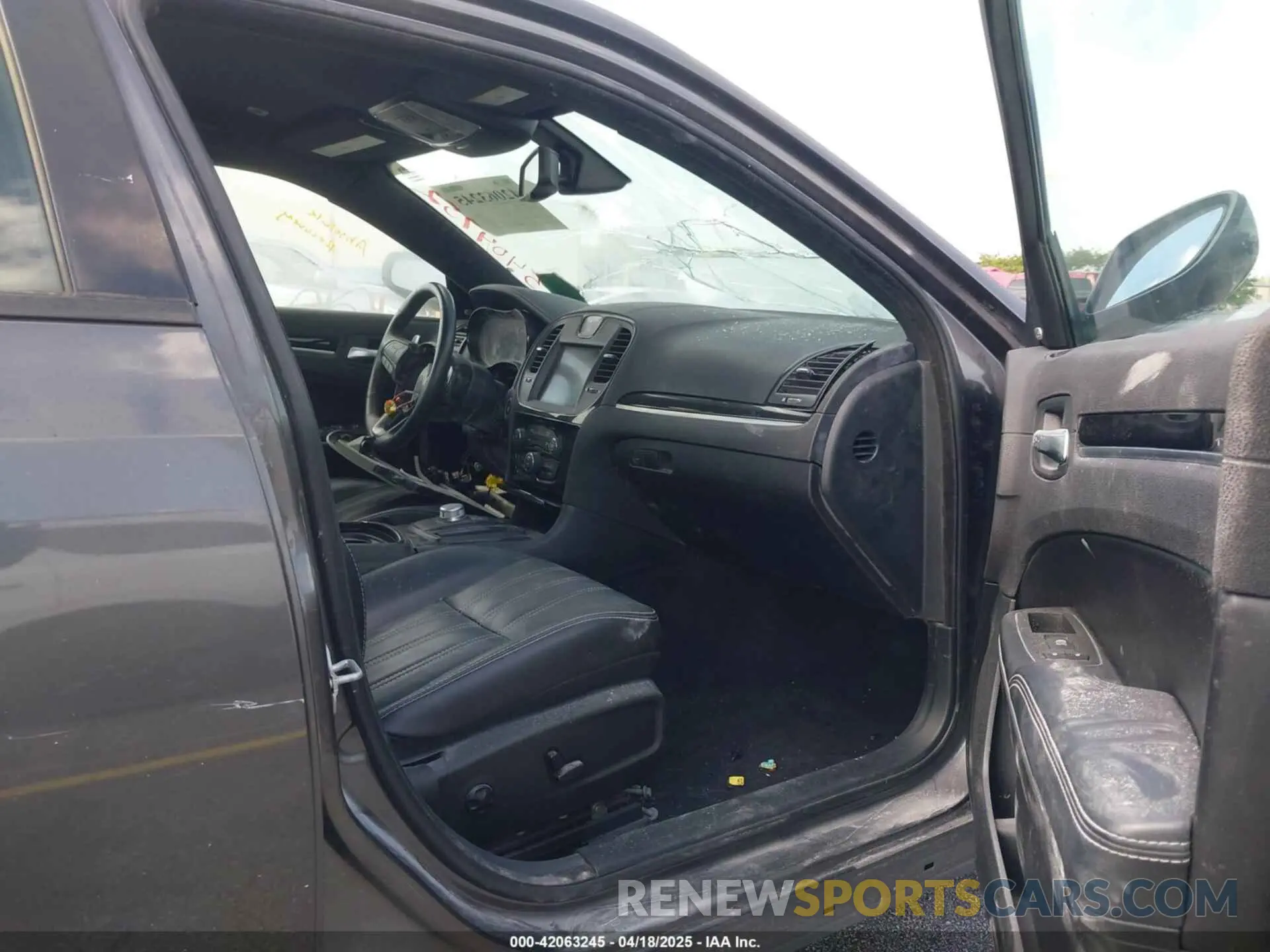 5 Photograph of a damaged car 2C3CCABG5KH516295 CHRYSLER 300 2019