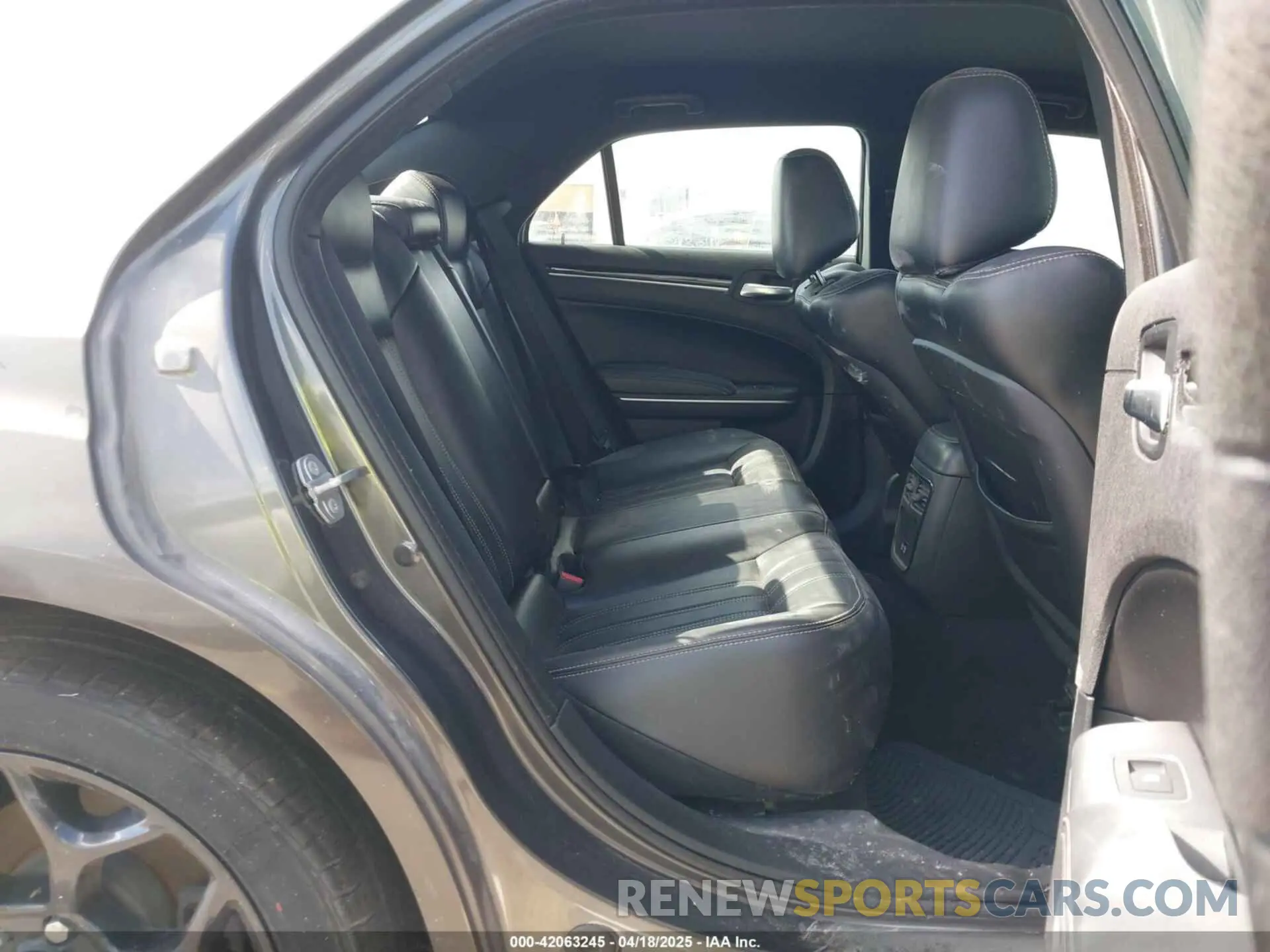 8 Photograph of a damaged car 2C3CCABG5KH516295 CHRYSLER 300 2019