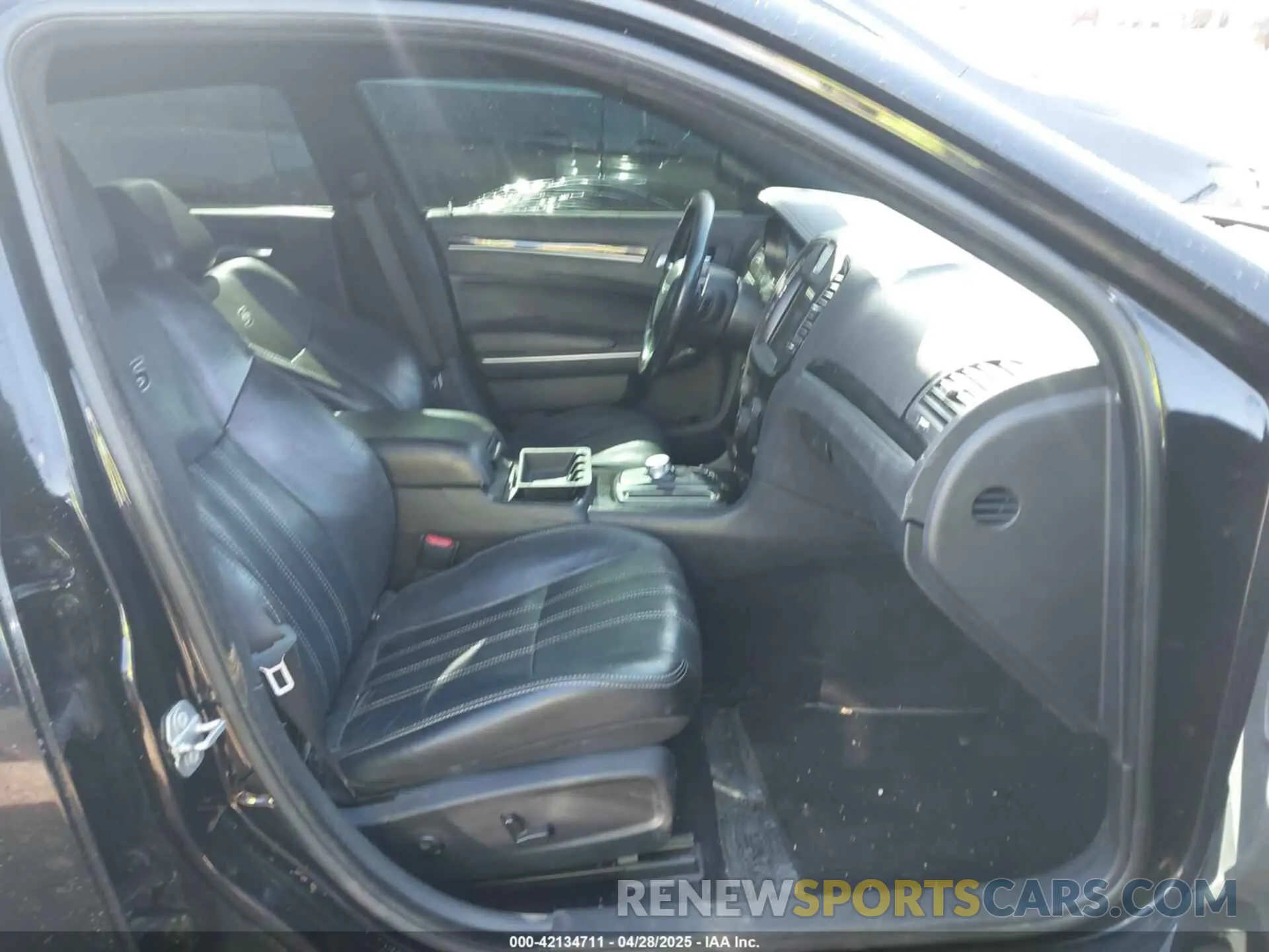 5 Photograph of a damaged car 2C3CCABG5KH562838 CHRYSLER 300 2019