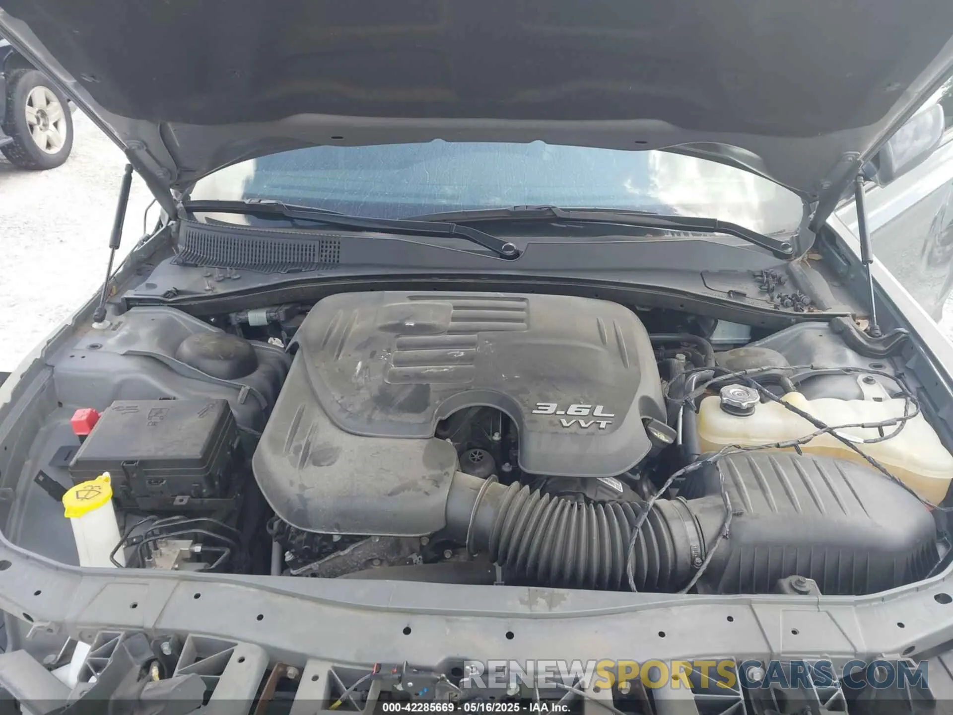 10 Photograph of a damaged car 2C3CCABG5KH573371 CHRYSLER 300 2019