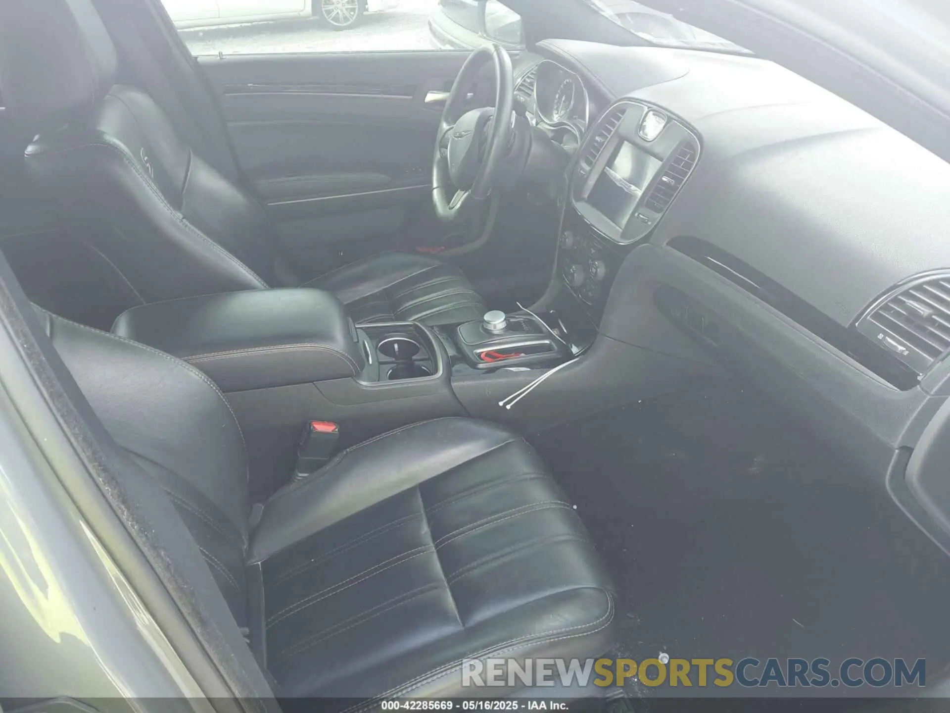 5 Photograph of a damaged car 2C3CCABG5KH573371 CHRYSLER 300 2019