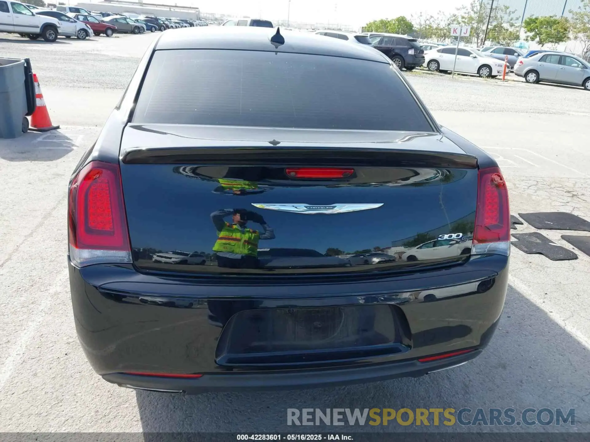 16 Photograph of a damaged car 2C3CCABG5KH648229 CHRYSLER 300 2019