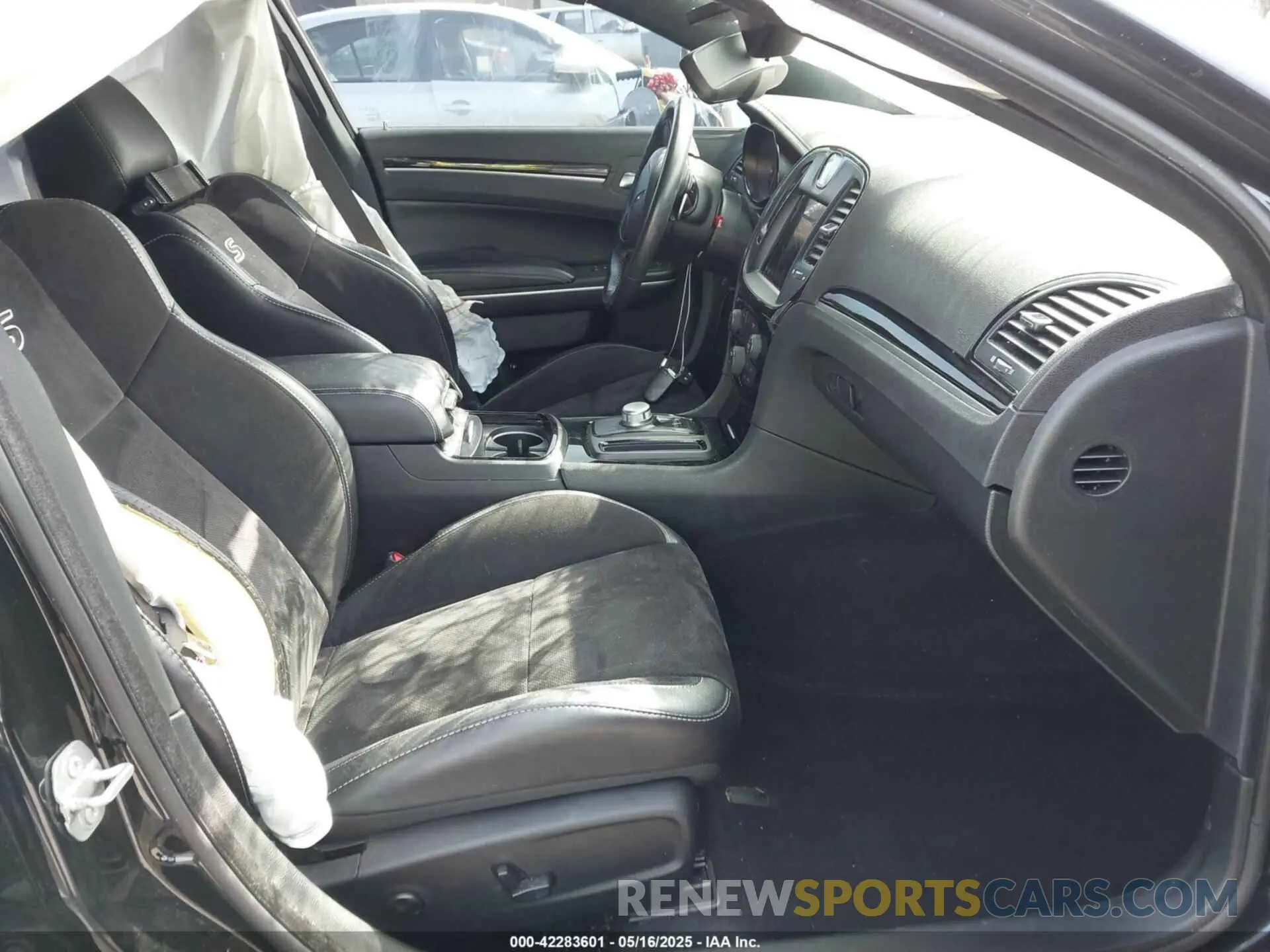 5 Photograph of a damaged car 2C3CCABG5KH648229 CHRYSLER 300 2019