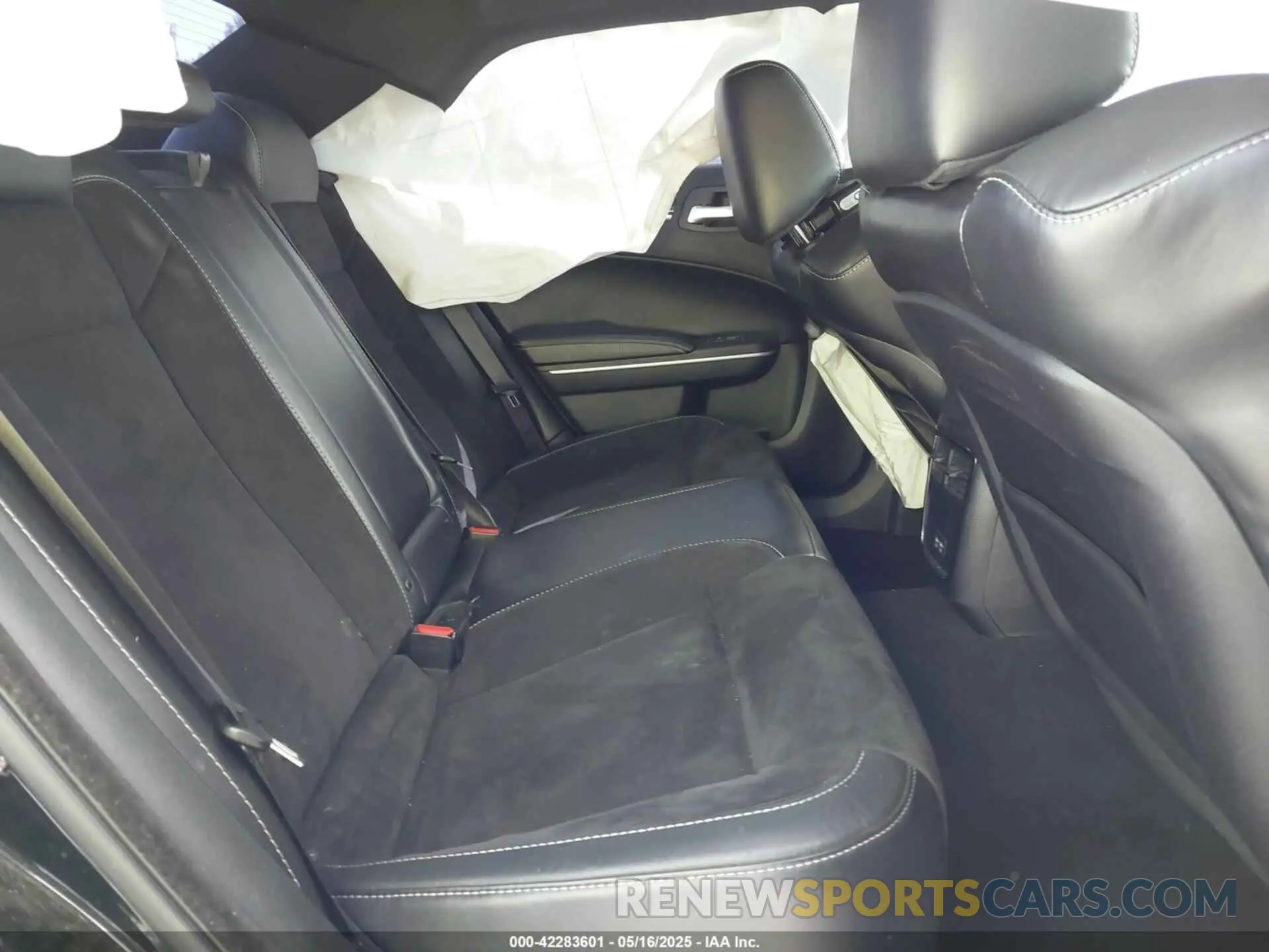 8 Photograph of a damaged car 2C3CCABG5KH648229 CHRYSLER 300 2019