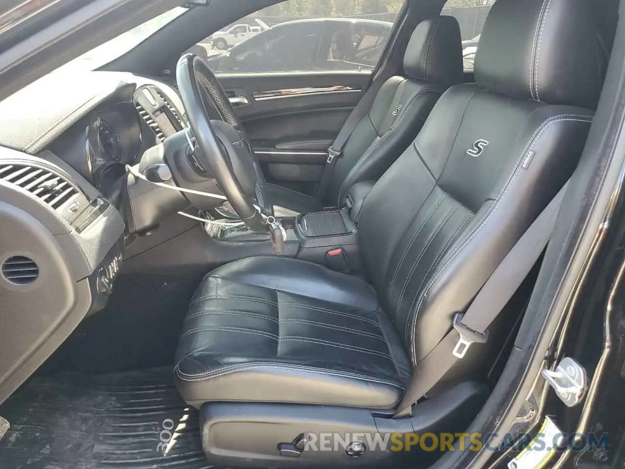 7 Photograph of a damaged car 2C3CCABG7KH660334 CHRYSLER 300 2019