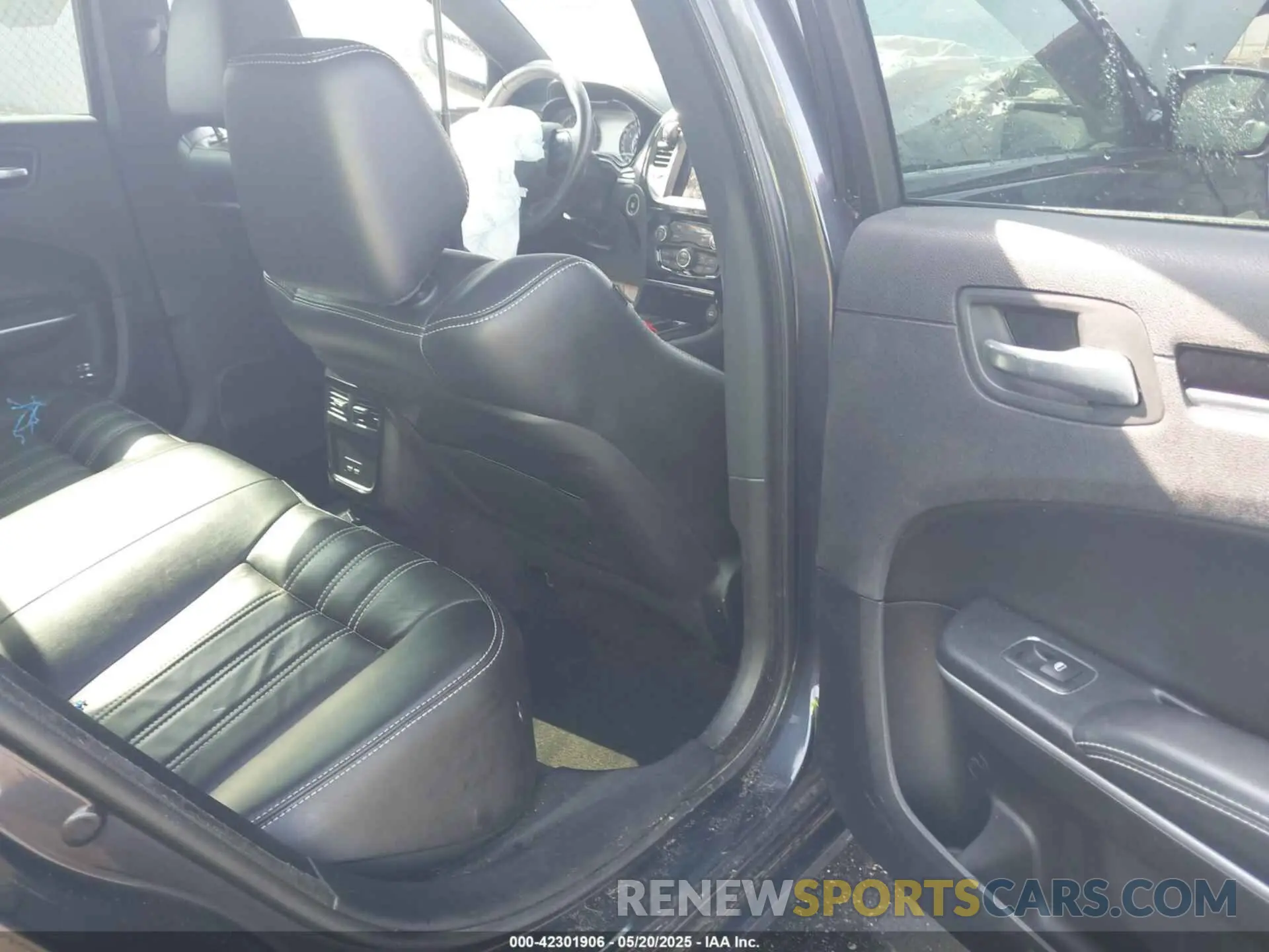 8 Photograph of a damaged car 2C3CCABG8KH533611 CHRYSLER 300 2019