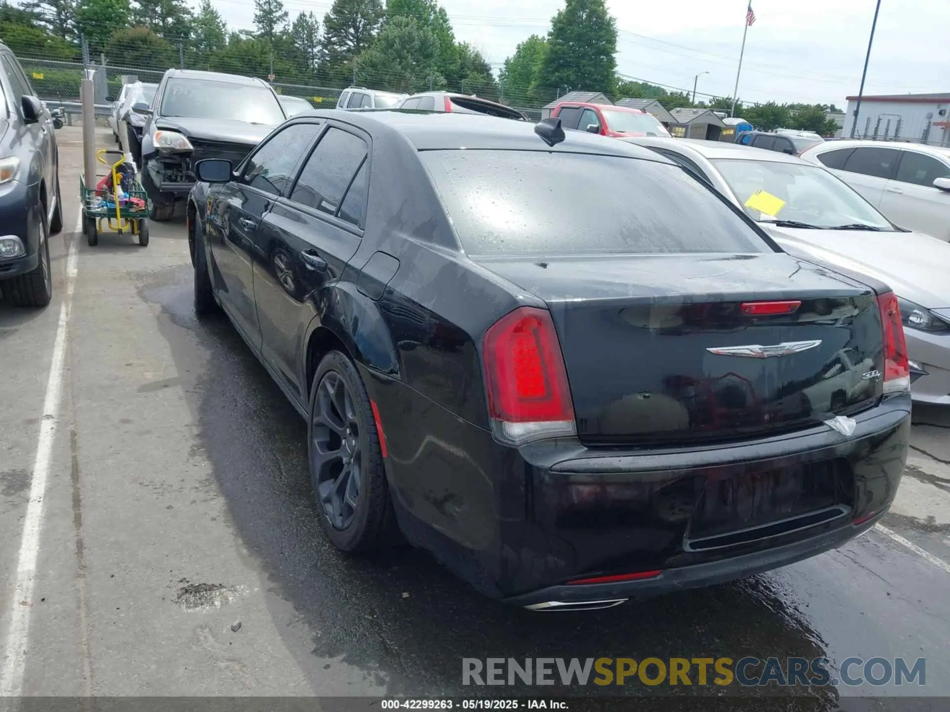 3 Photograph of a damaged car 2C3CCABG9KH617937 CHRYSLER 300 2019