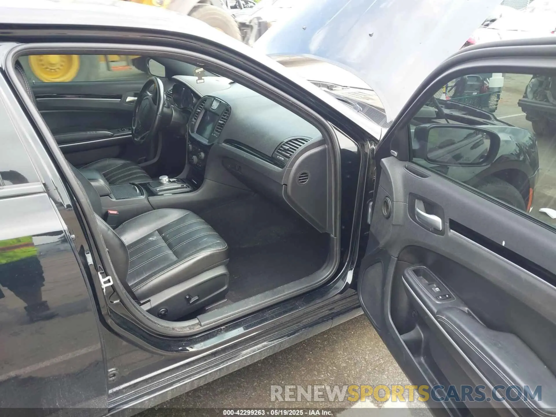 5 Photograph of a damaged car 2C3CCABG9KH617937 CHRYSLER 300 2019