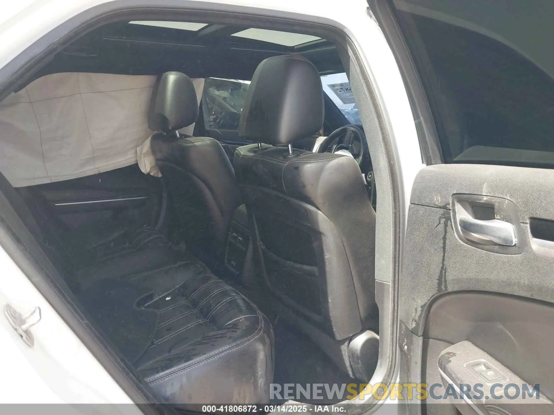 8 Photograph of a damaged car 2C3CCABT1KH564759 CHRYSLER 300 2019