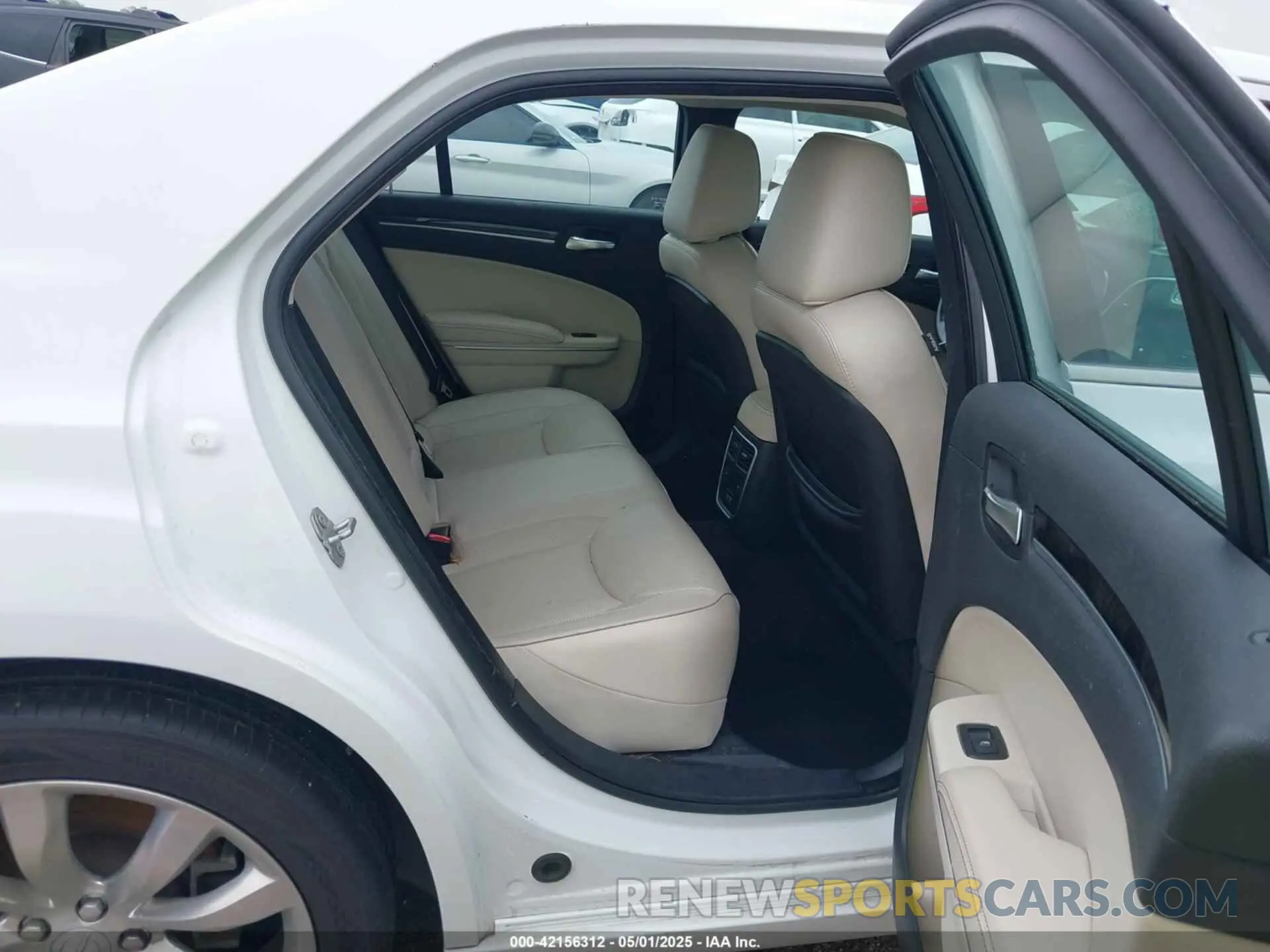 8 Photograph of a damaged car 2C3CCAEG1KH536281 CHRYSLER 300 2019