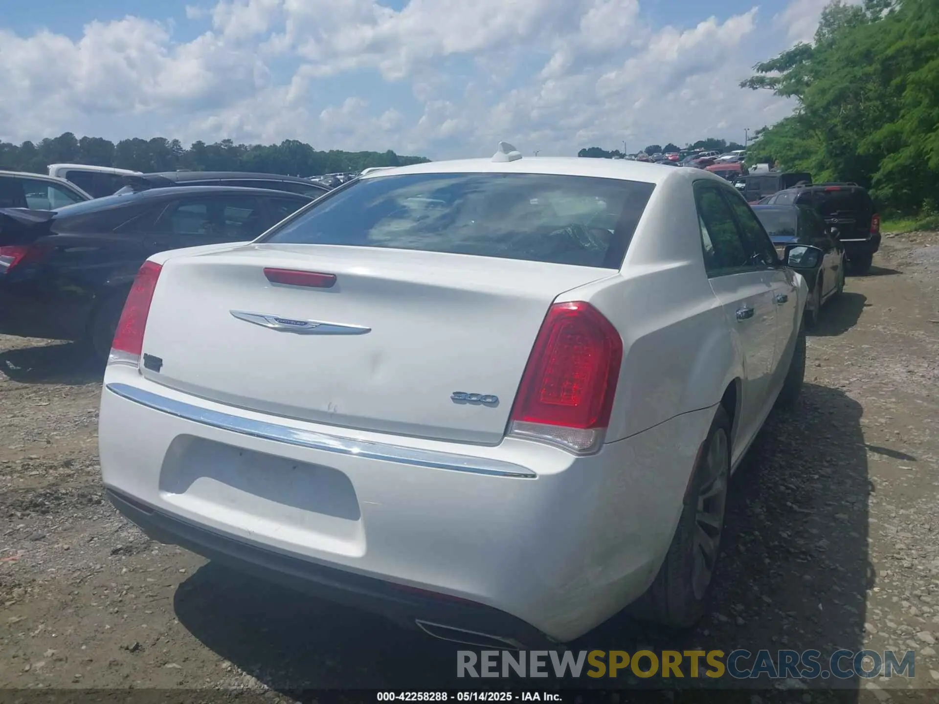 4 Photograph of a damaged car 2C3CCAEG3KH528019 CHRYSLER 300 2019