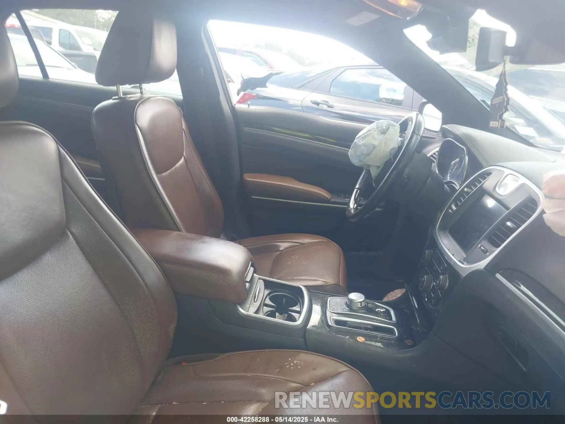 5 Photograph of a damaged car 2C3CCAEG3KH528019 CHRYSLER 300 2019