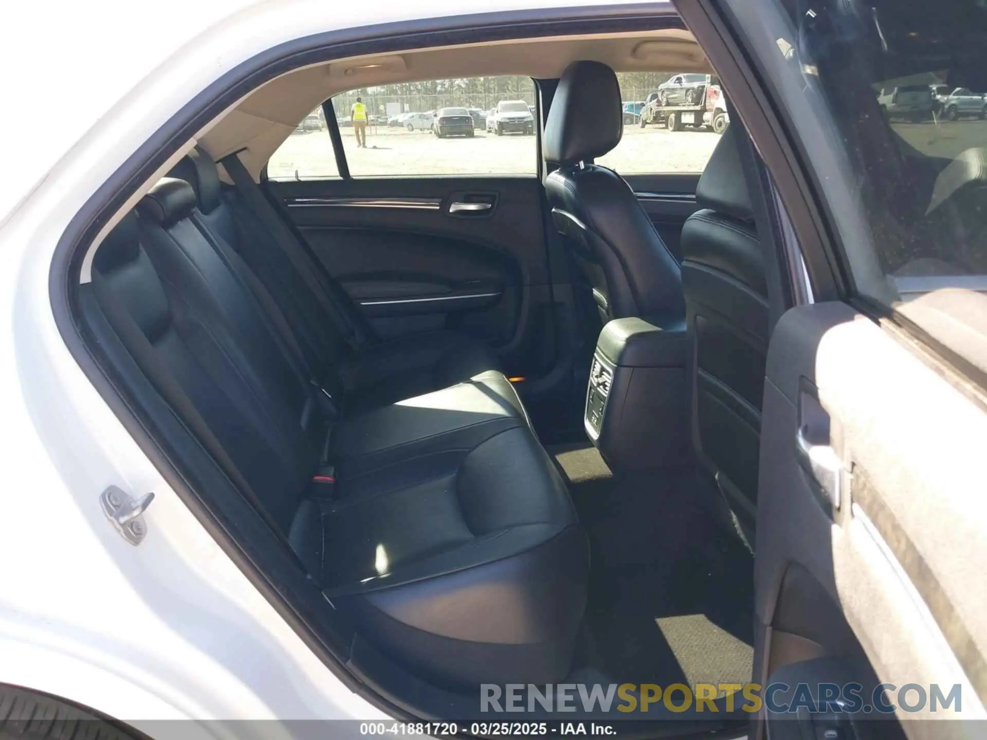 8 Photograph of a damaged car 2C3CCAEG3KH536492 CHRYSLER 300 2019